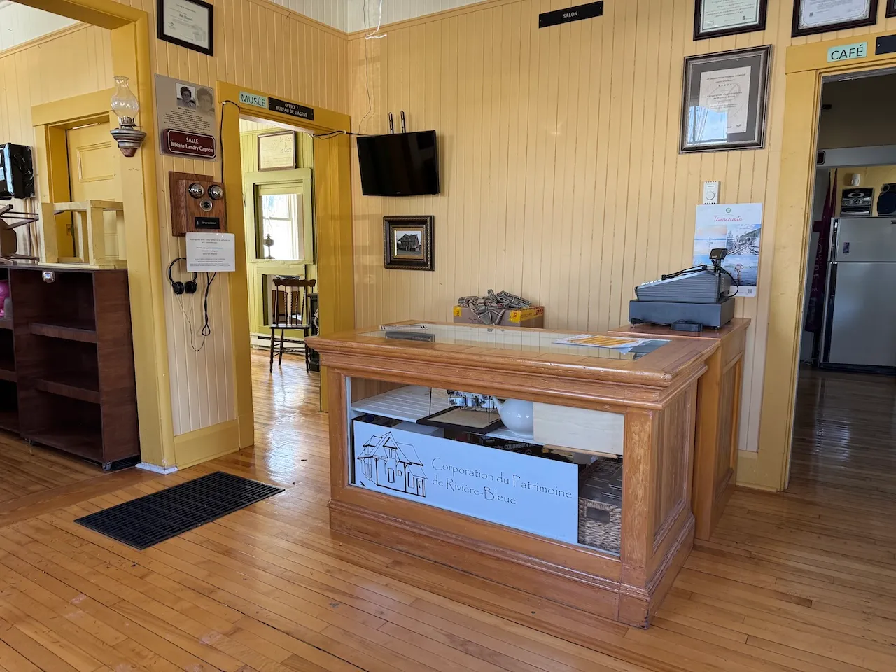 Reception desk