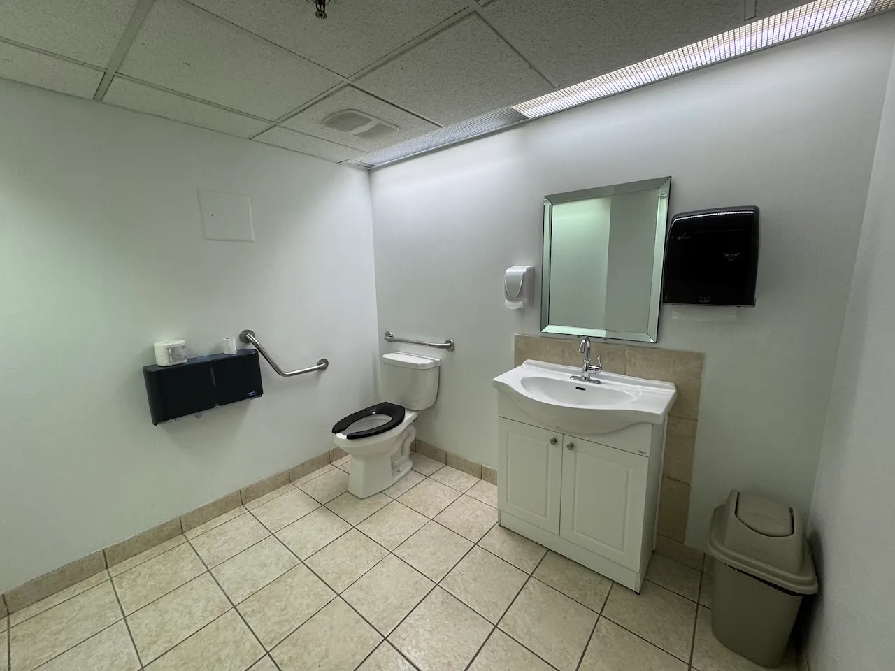 Salle de toilette universelle au sous-sol