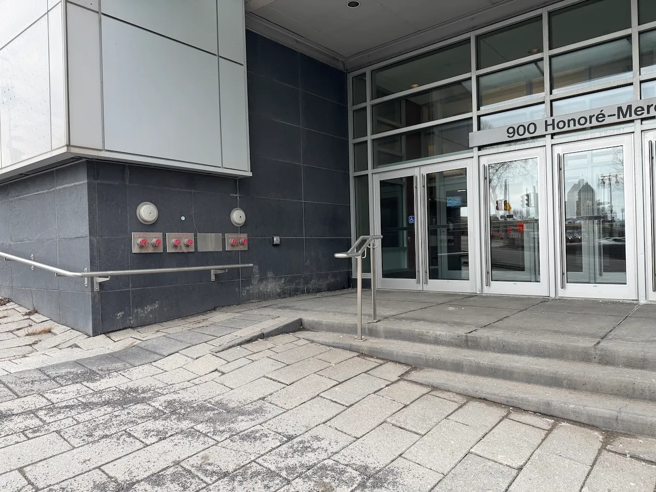 Entrance - 900, Honoré-Mercier Avenue