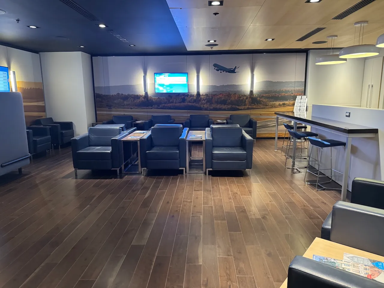 YQB lounge - Level 3