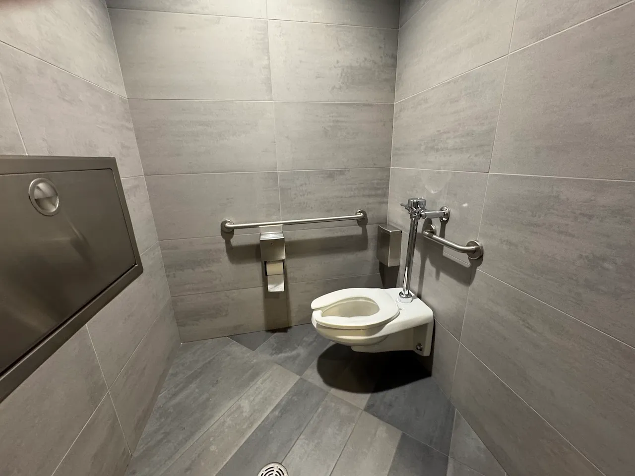 Adapted toilet cabin - Level 3 (near hall 310)