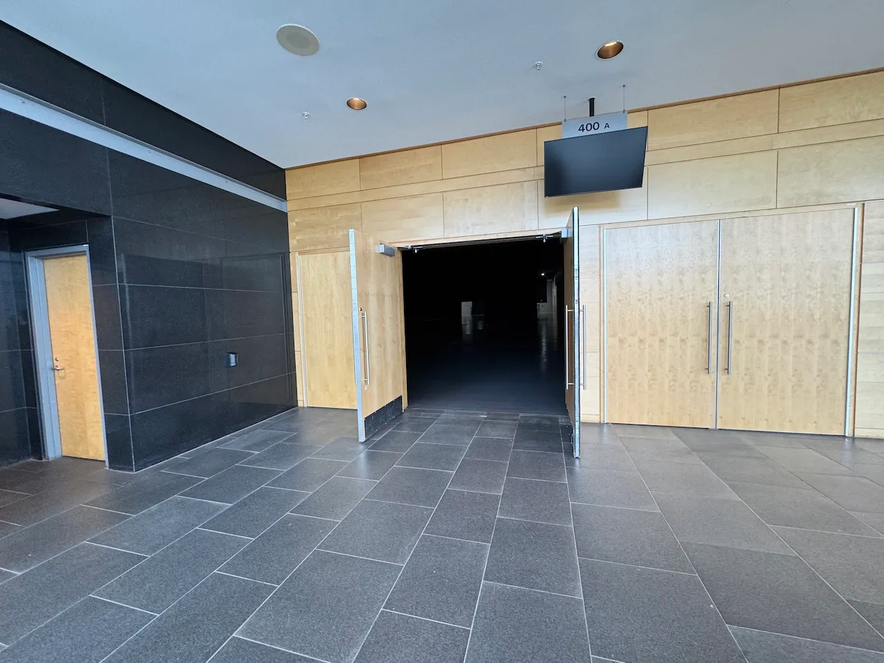 Access to room 400 - Level 4
