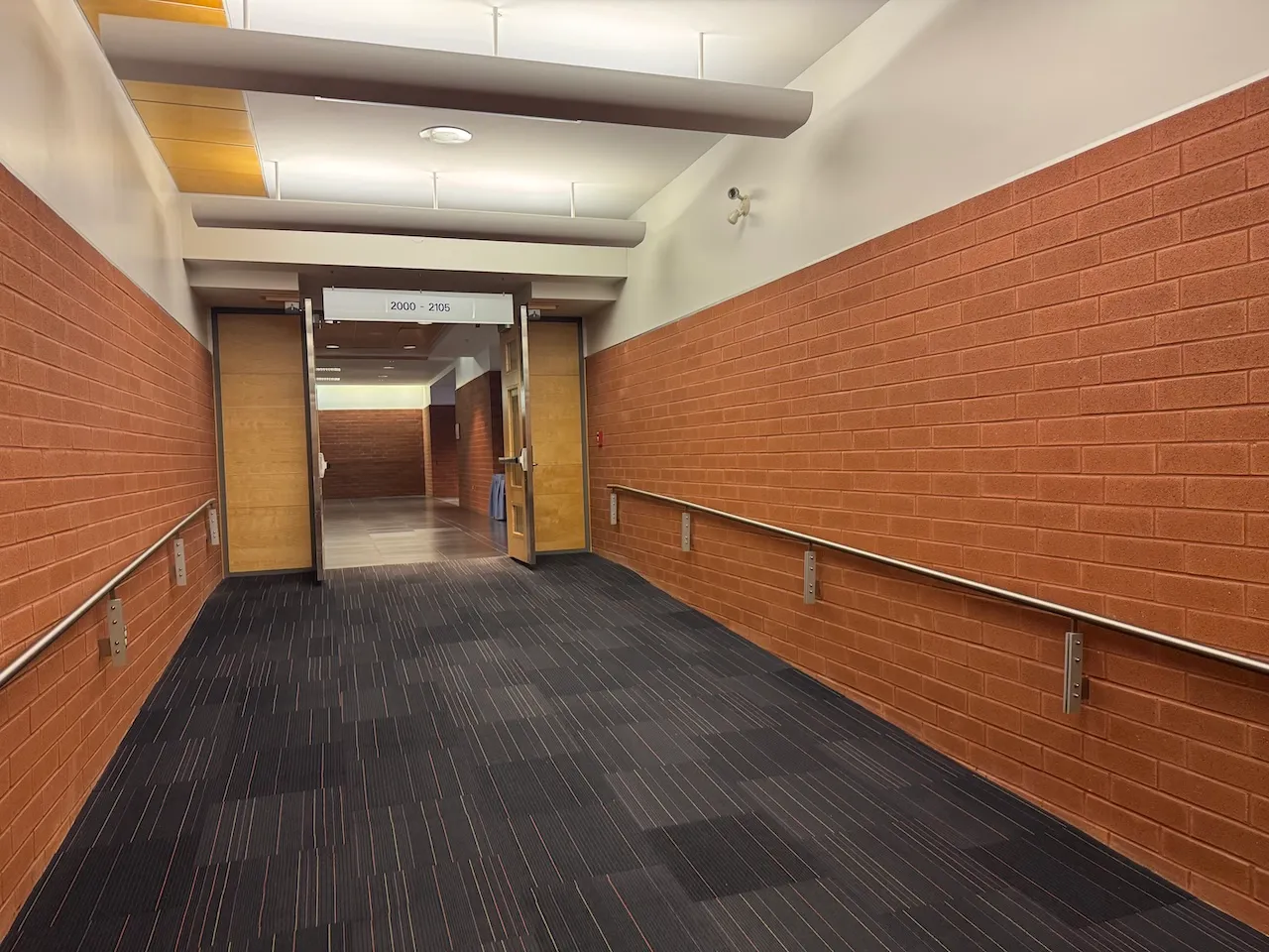 Access ramp towards rooms 2000 - 2105