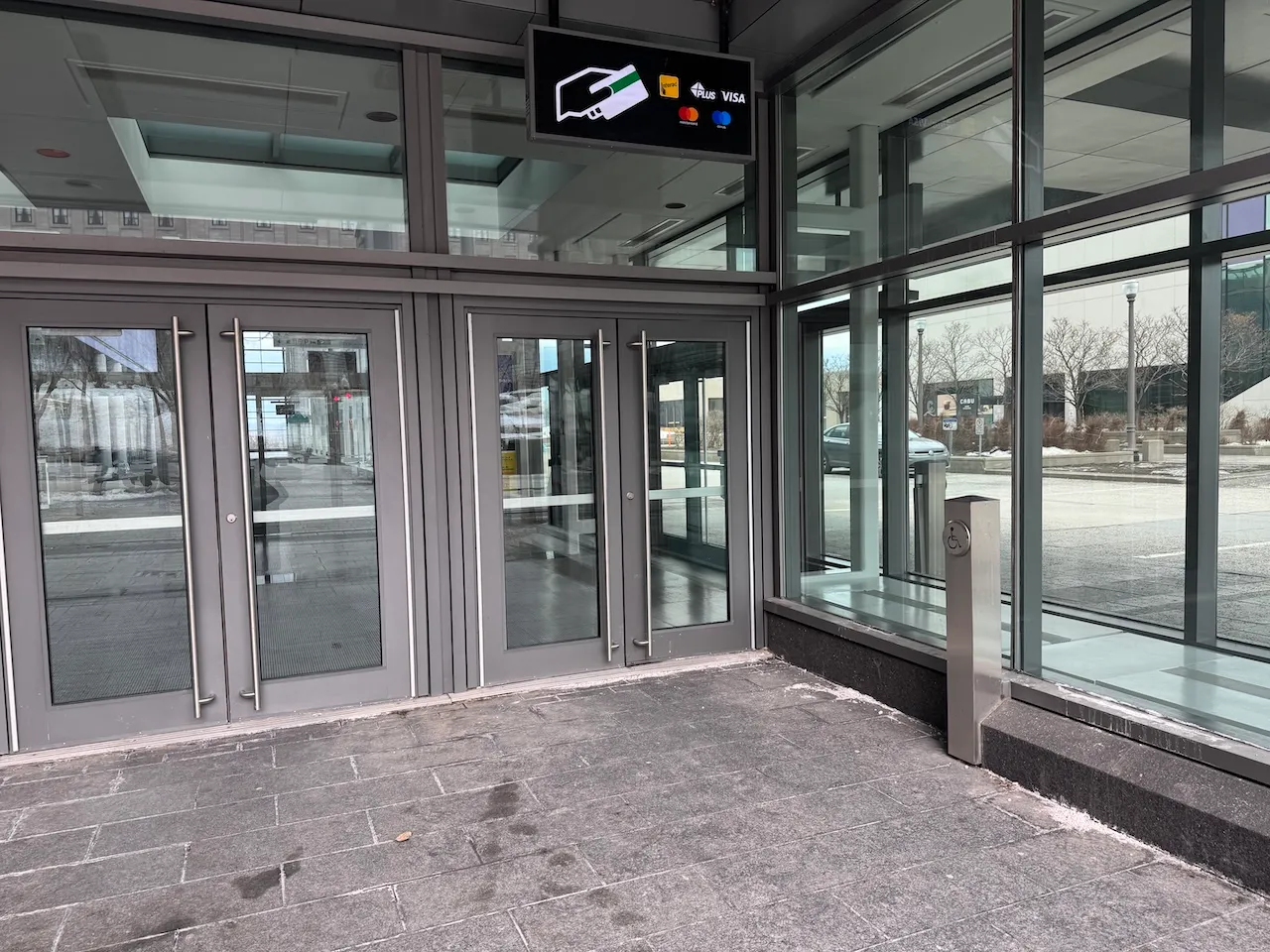 Entrance - 1000, René-Lévesque East boulevard