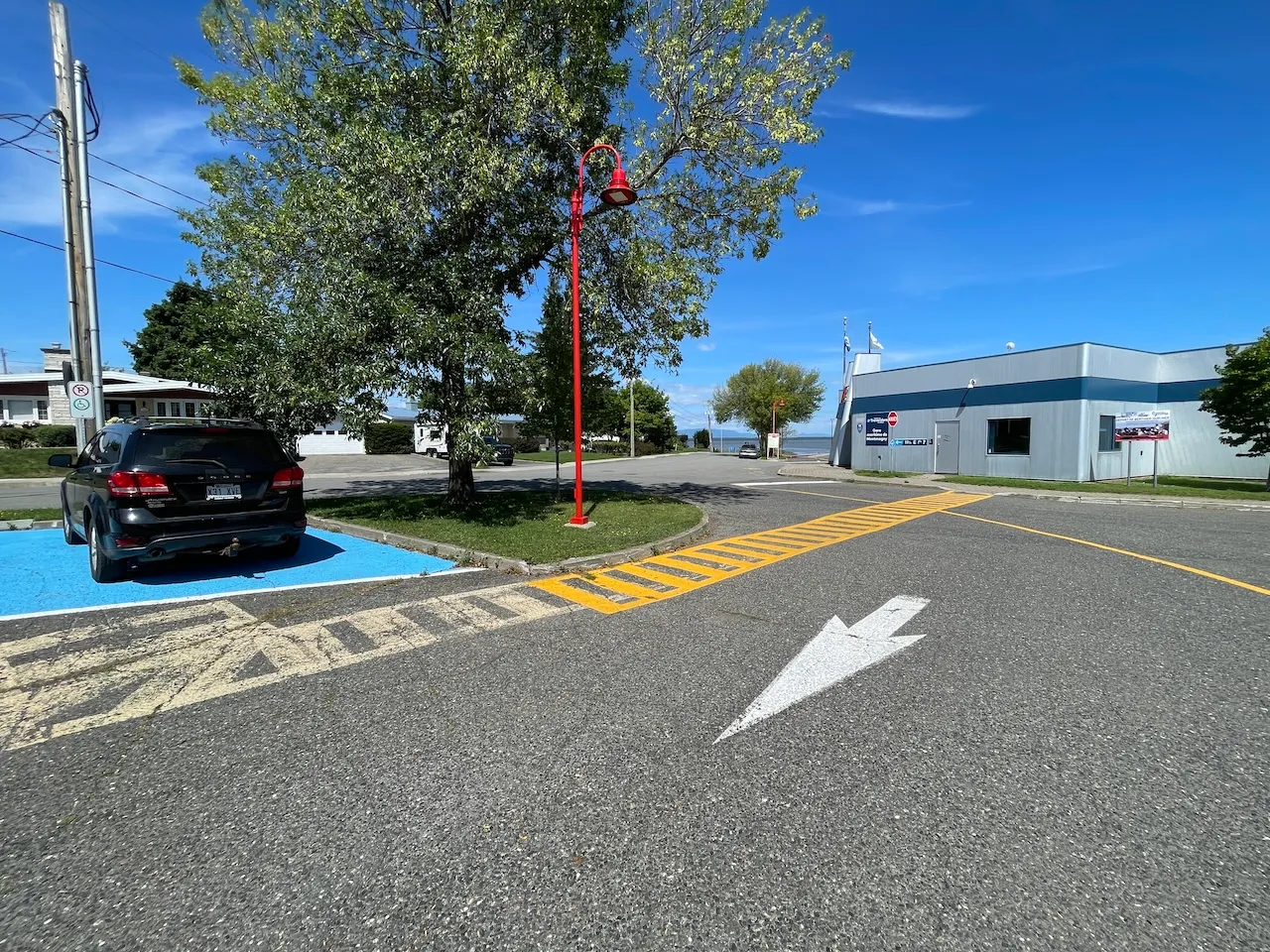 Montmagny River Terminal - Path leading from the parking lot to the terminal entrance