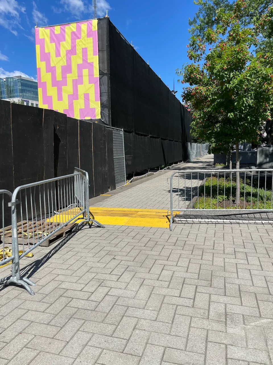 Scène George V - Allée menant à la zone réservée