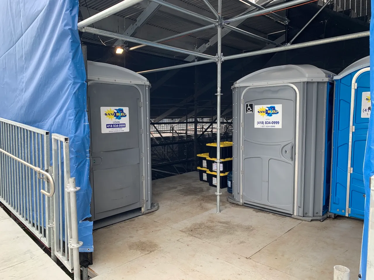 Scène Bell - Toilettes chimiques zone réservée