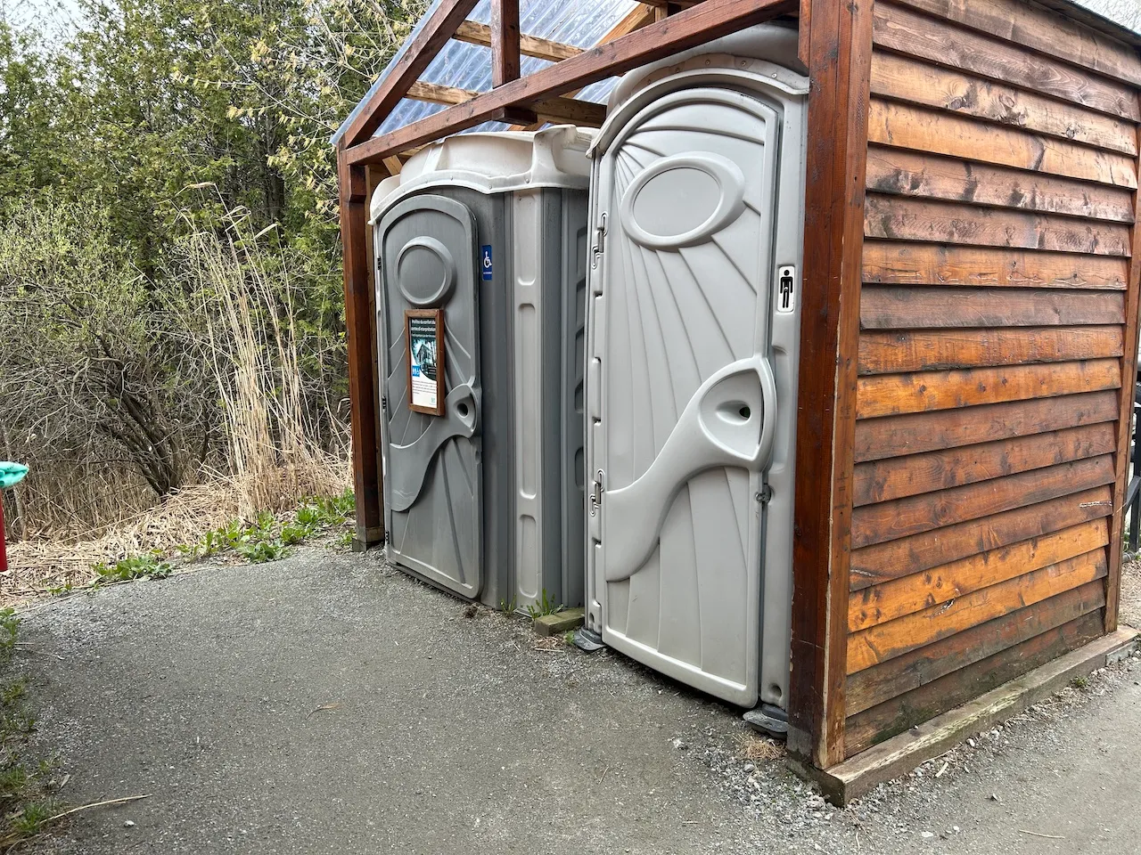 Toilette chimique à l'entrée des sentiers
