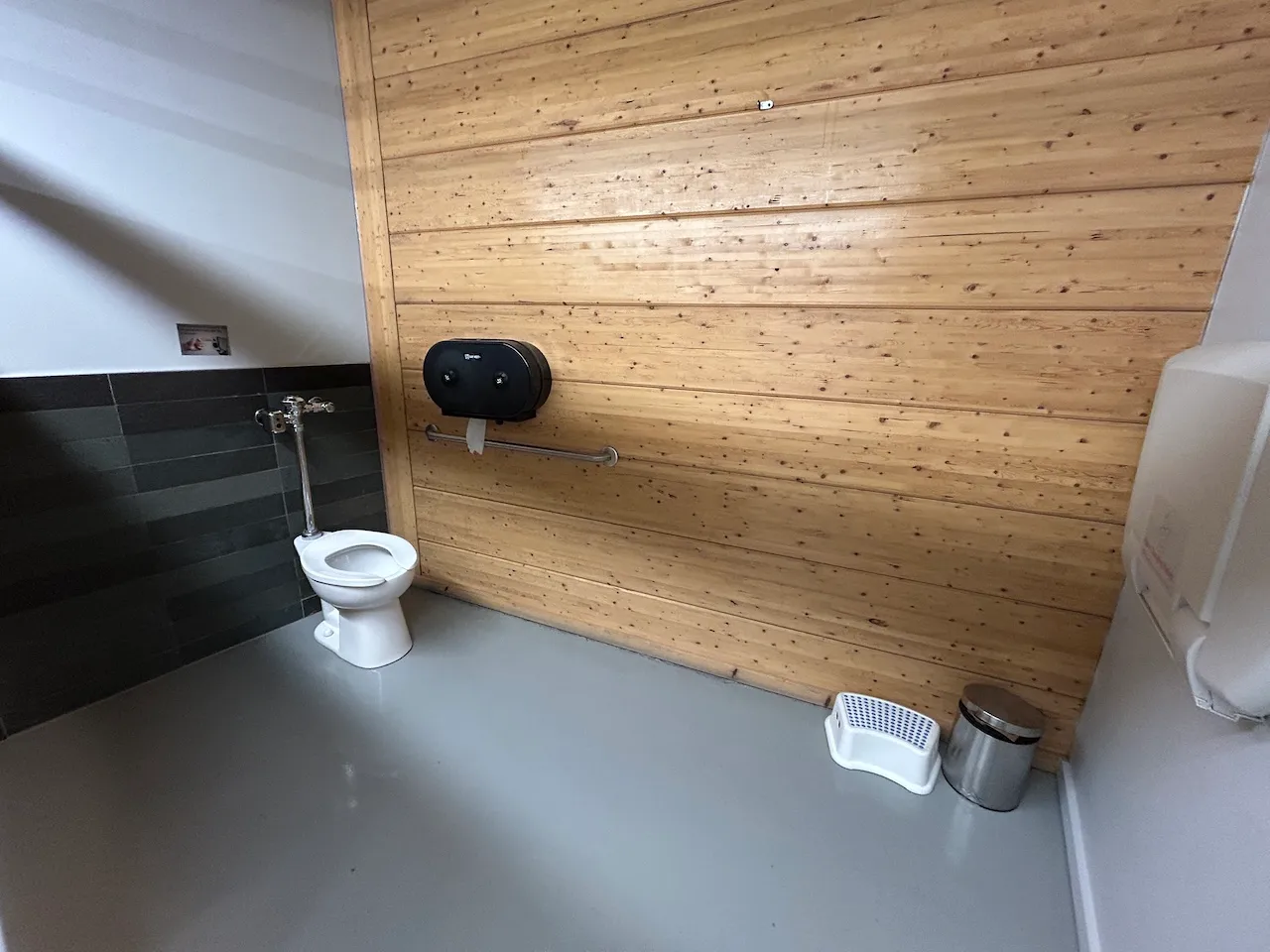 Salle de toilettes - Homme - Sous-sol