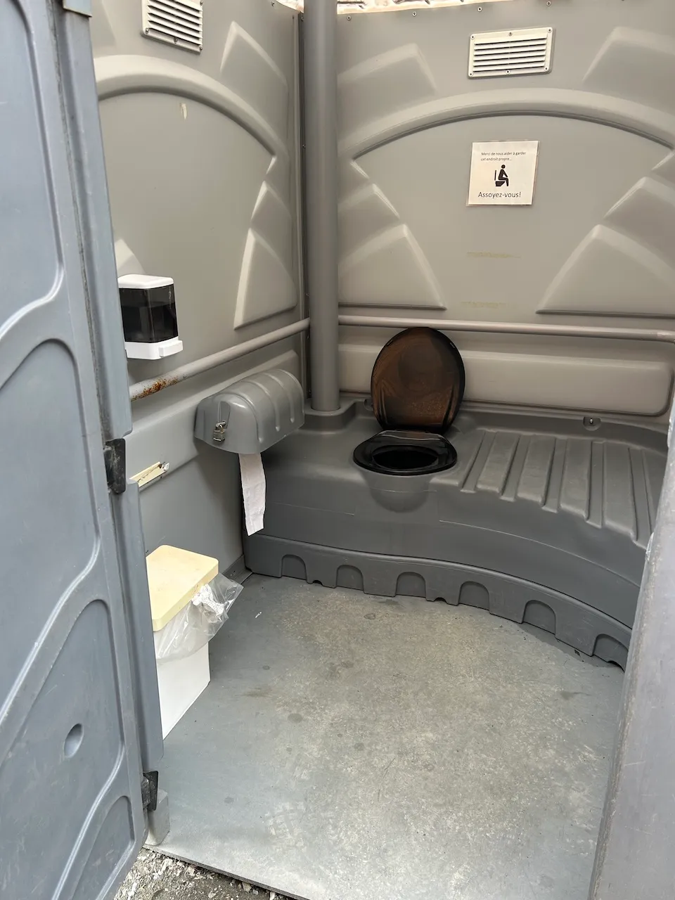 Toilette chimique à l'entrée des sentiers