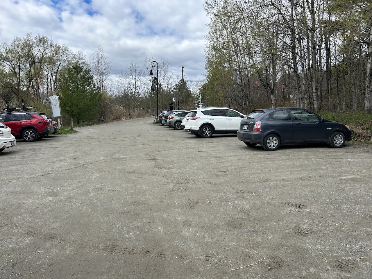 Stationnement près de l'entrée des sentiers