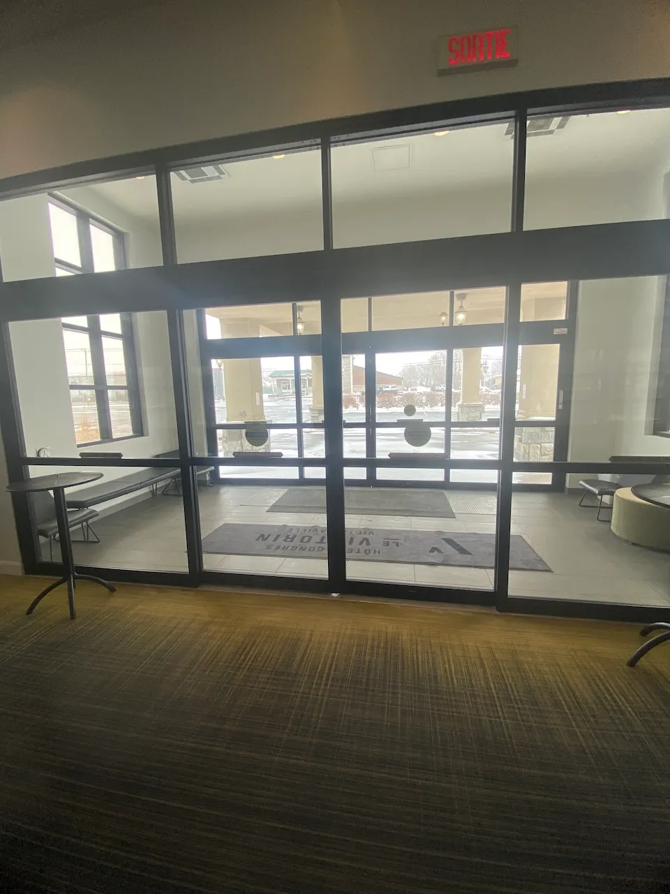 Entrée extérieure du centre de congrès (vue sortie)