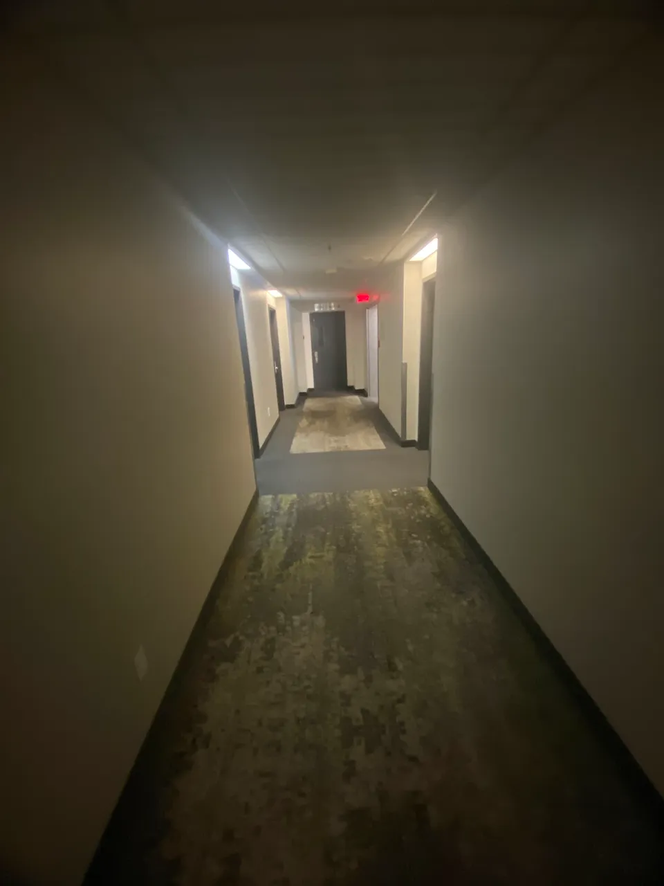 Allée vers le centre de congrès depuis la réception de l'hôtel