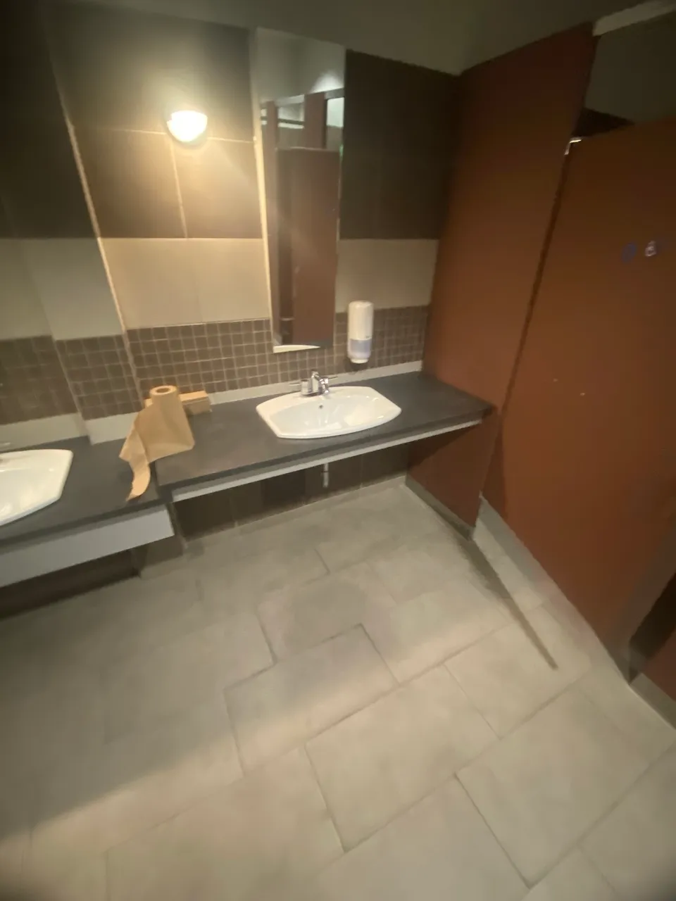 Lavabo - salle de toilettes des hommes