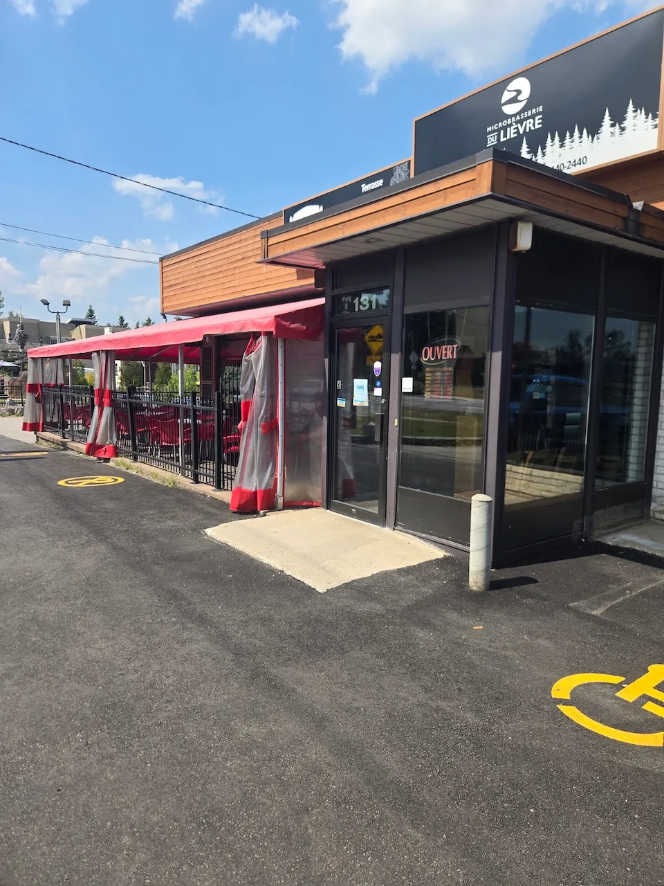 Entrée extérieure de la microbrasserie