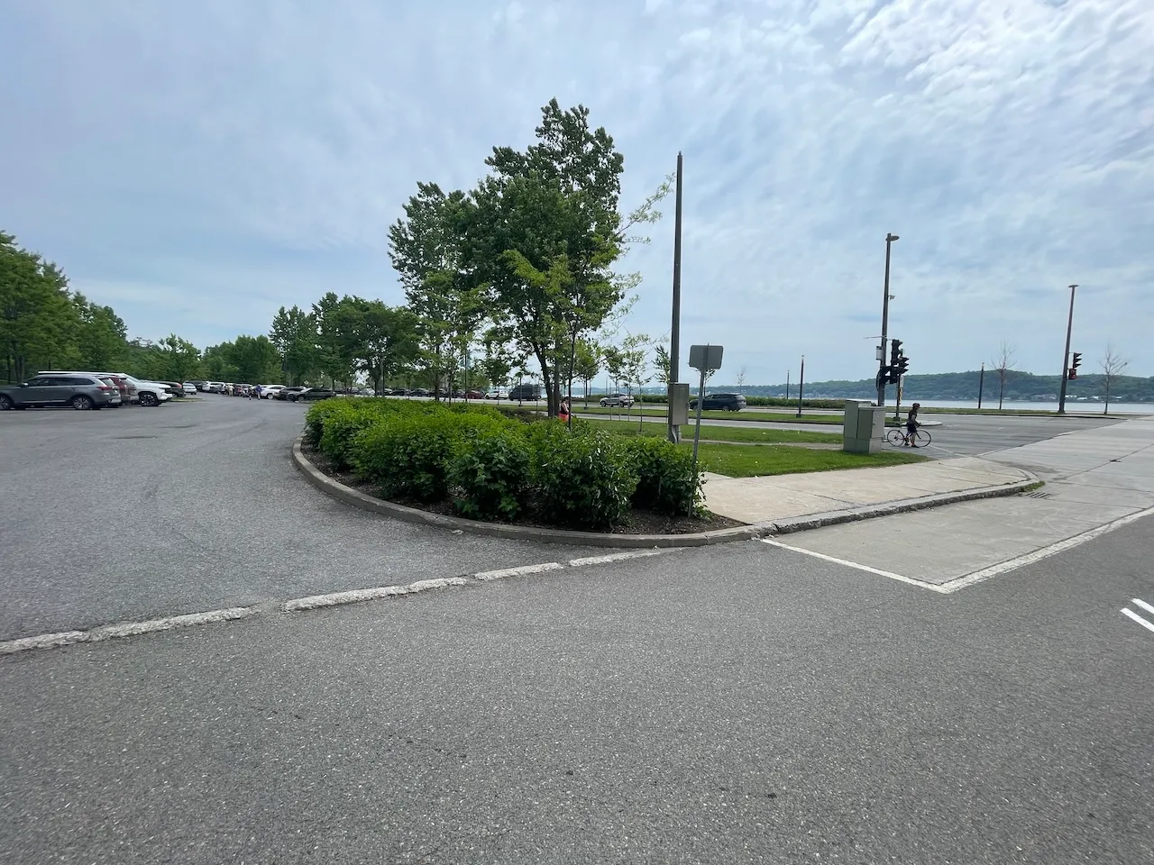 Allée menant à la traverse piétonne