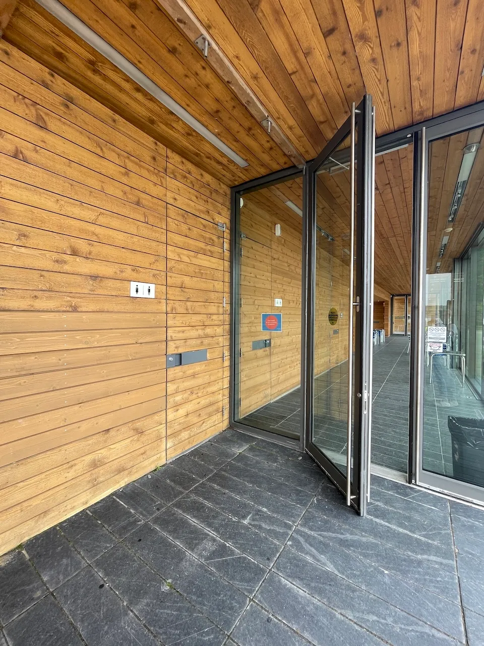 Entrée vers les salles de toilettes