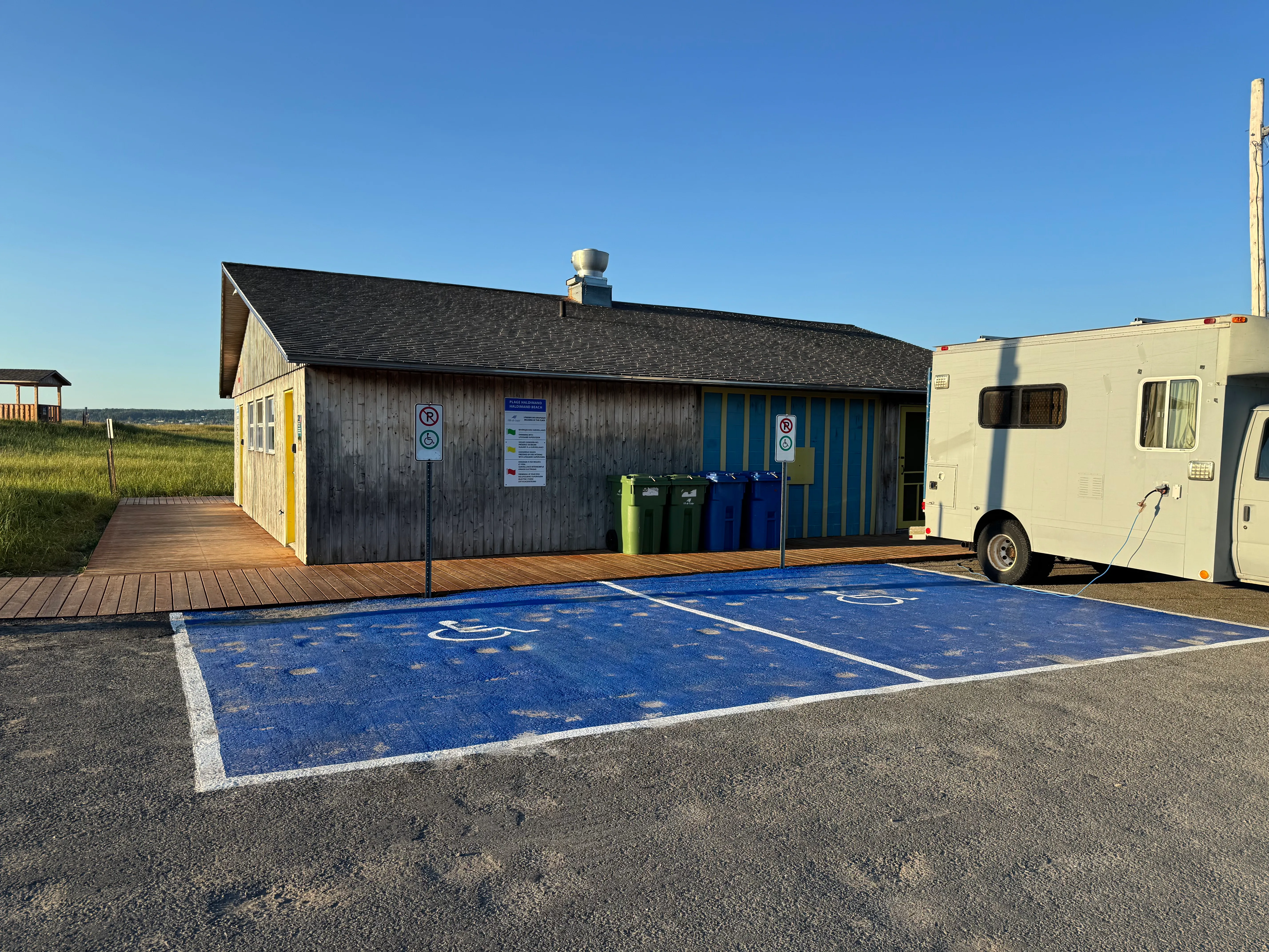Espaces de stationnement réservés près de la plage