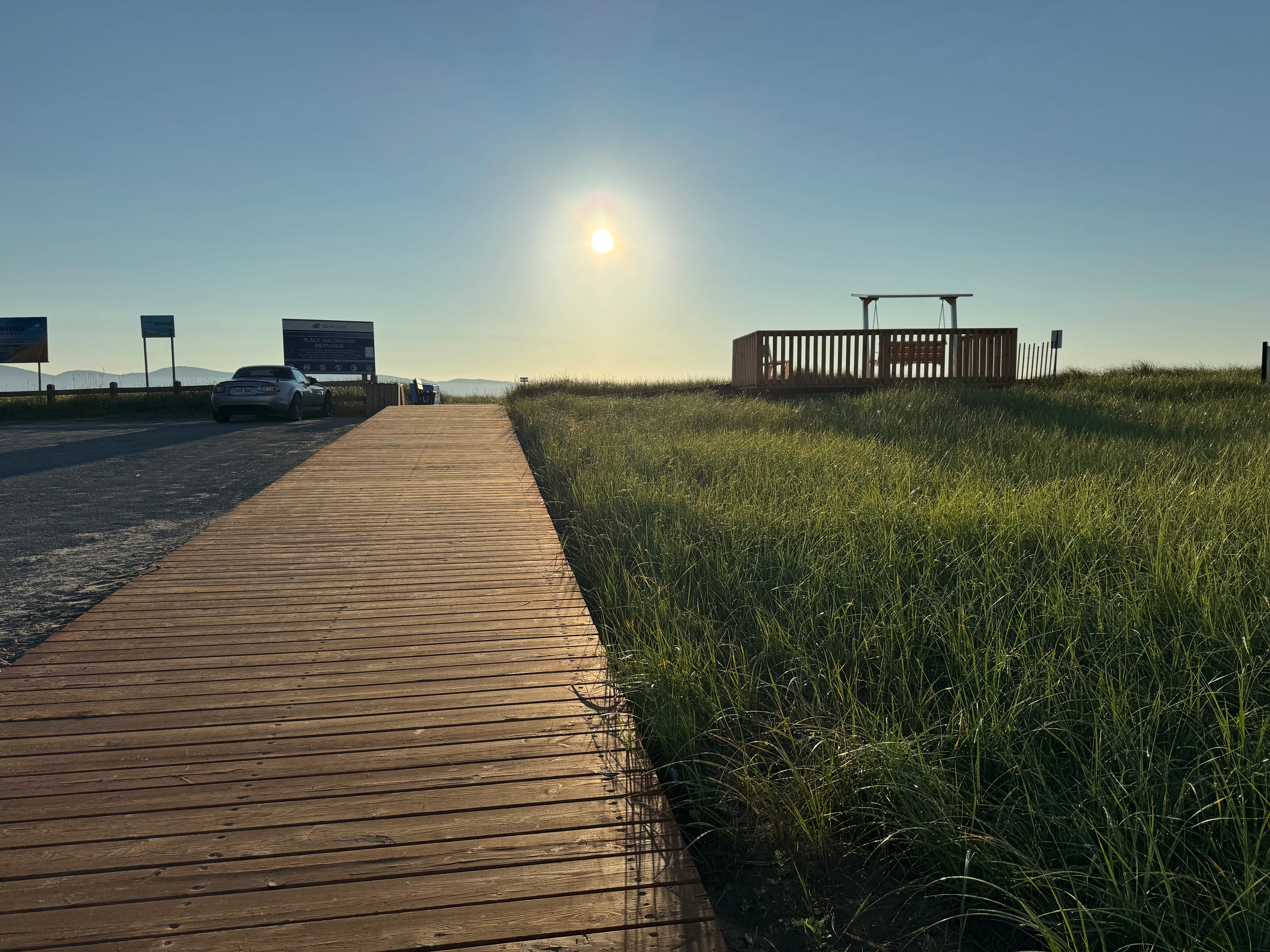Trottoir de bois en pente douce vers la plage