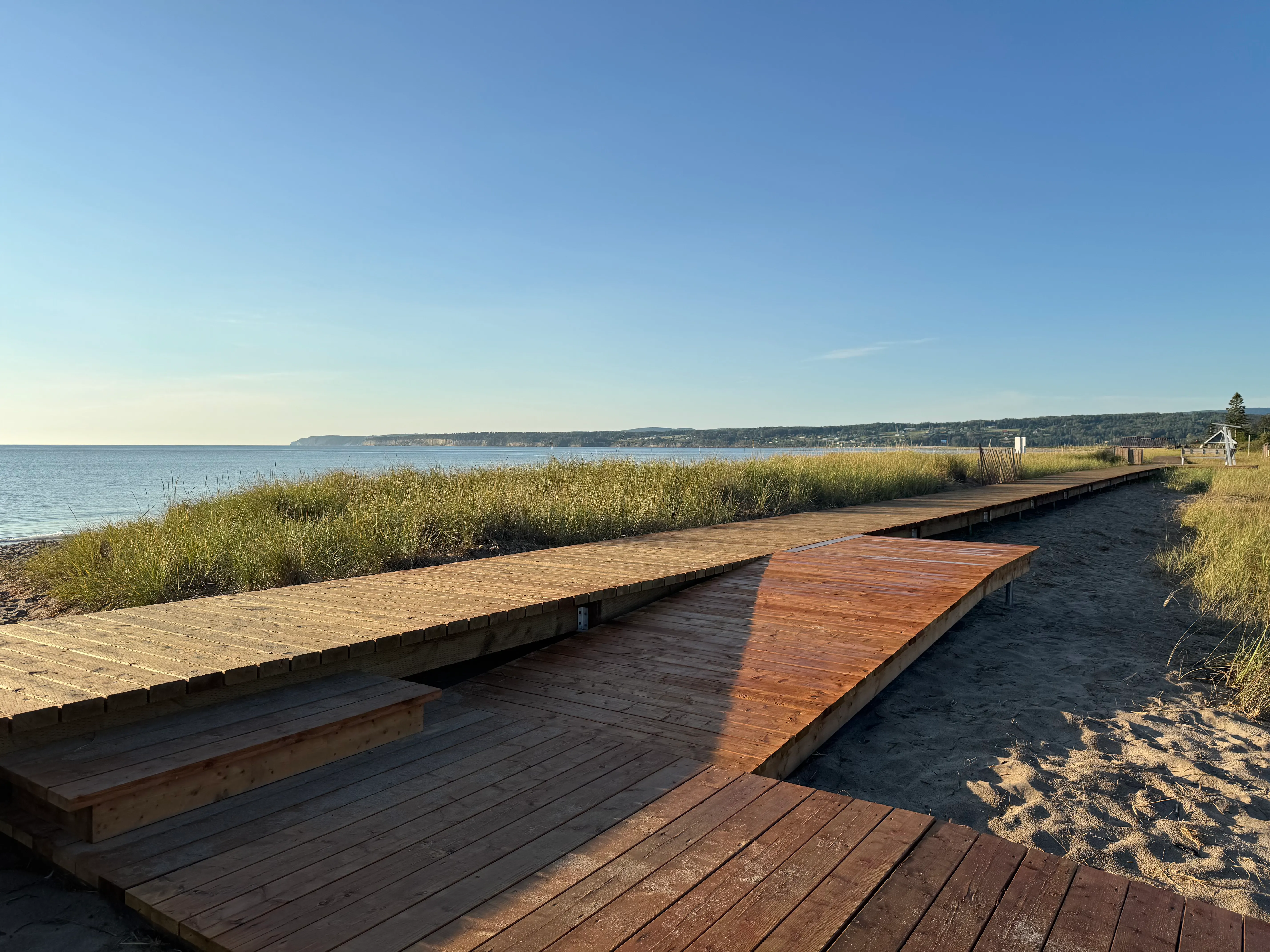 Trottoir de bois le long de la plage