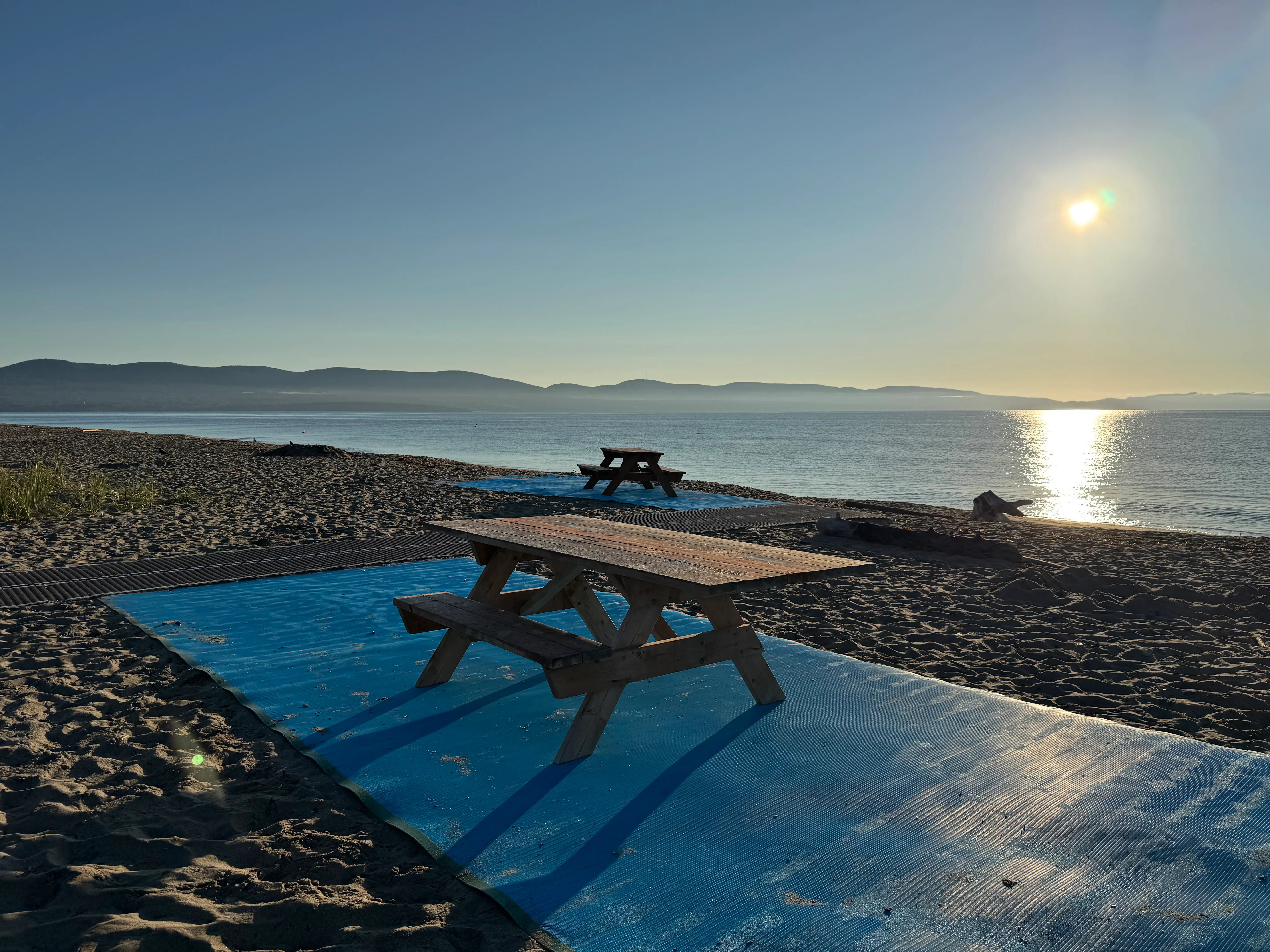 Table de pique-nique adaptée accessible sur la plage