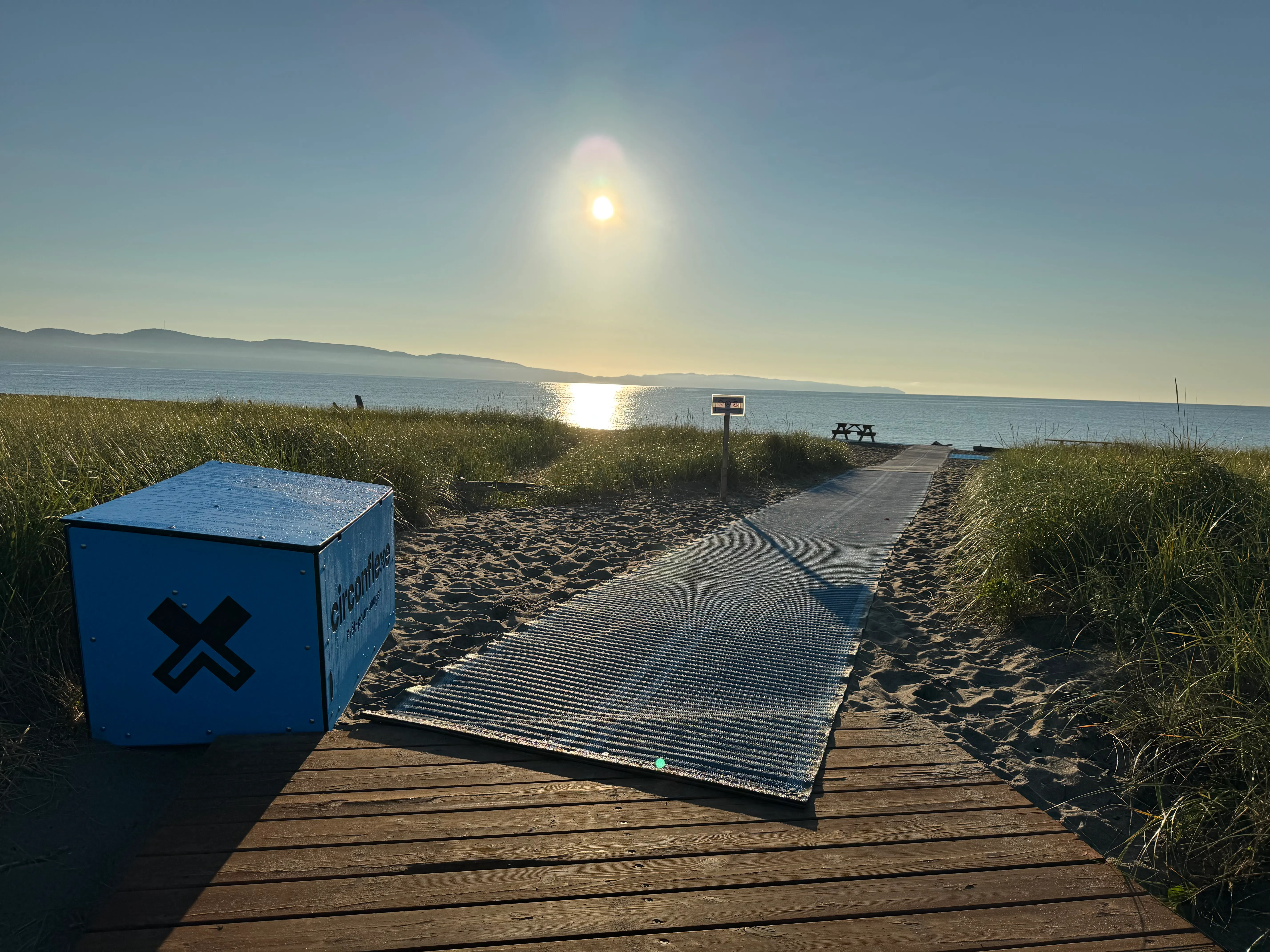 Accès à la plage avec tapis de plage