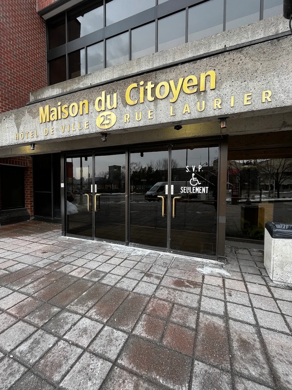 Main entrance - Laurier Street