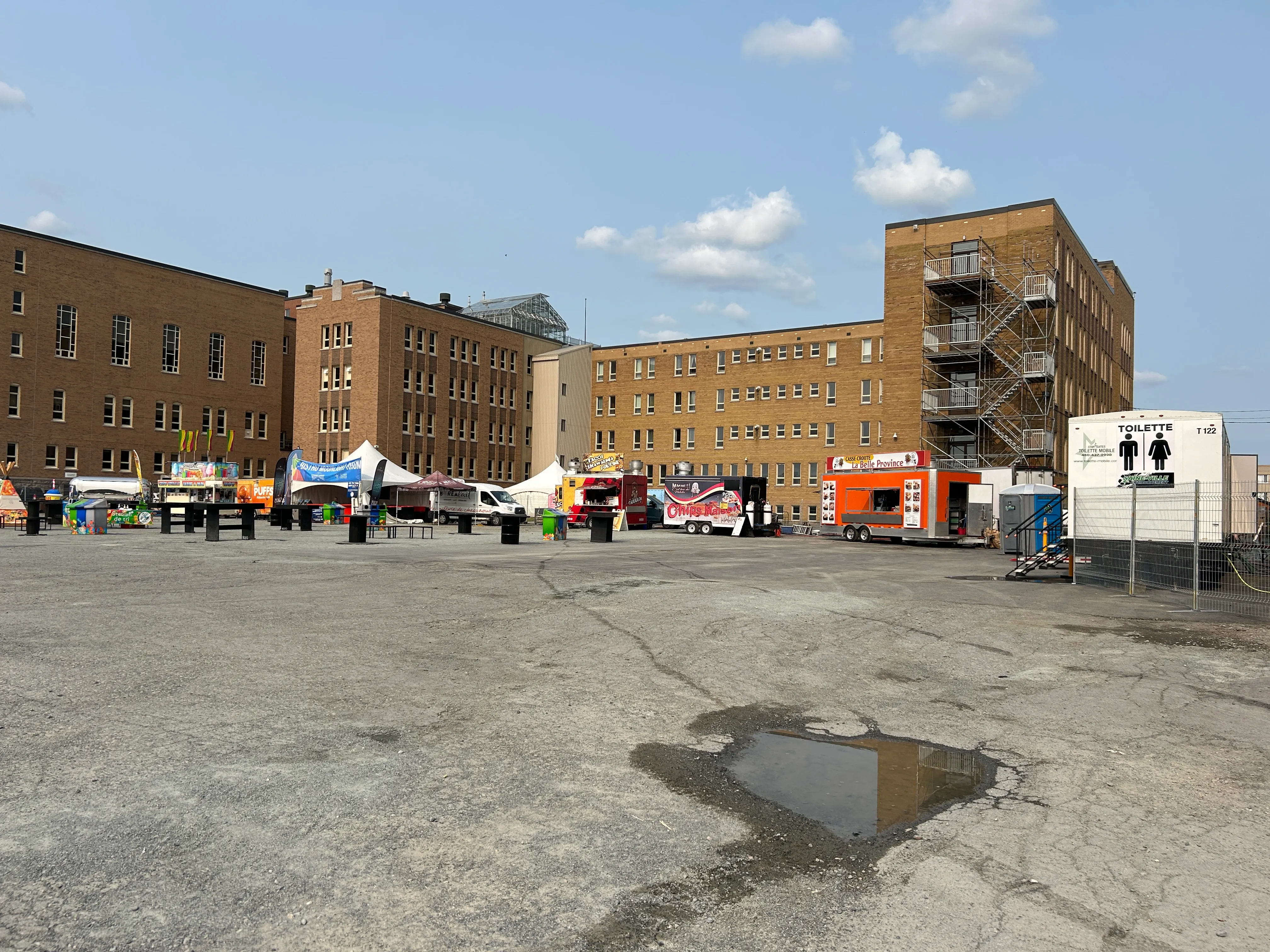 Site de l'agora, section asphaltée avec camions de nourriture et boissons