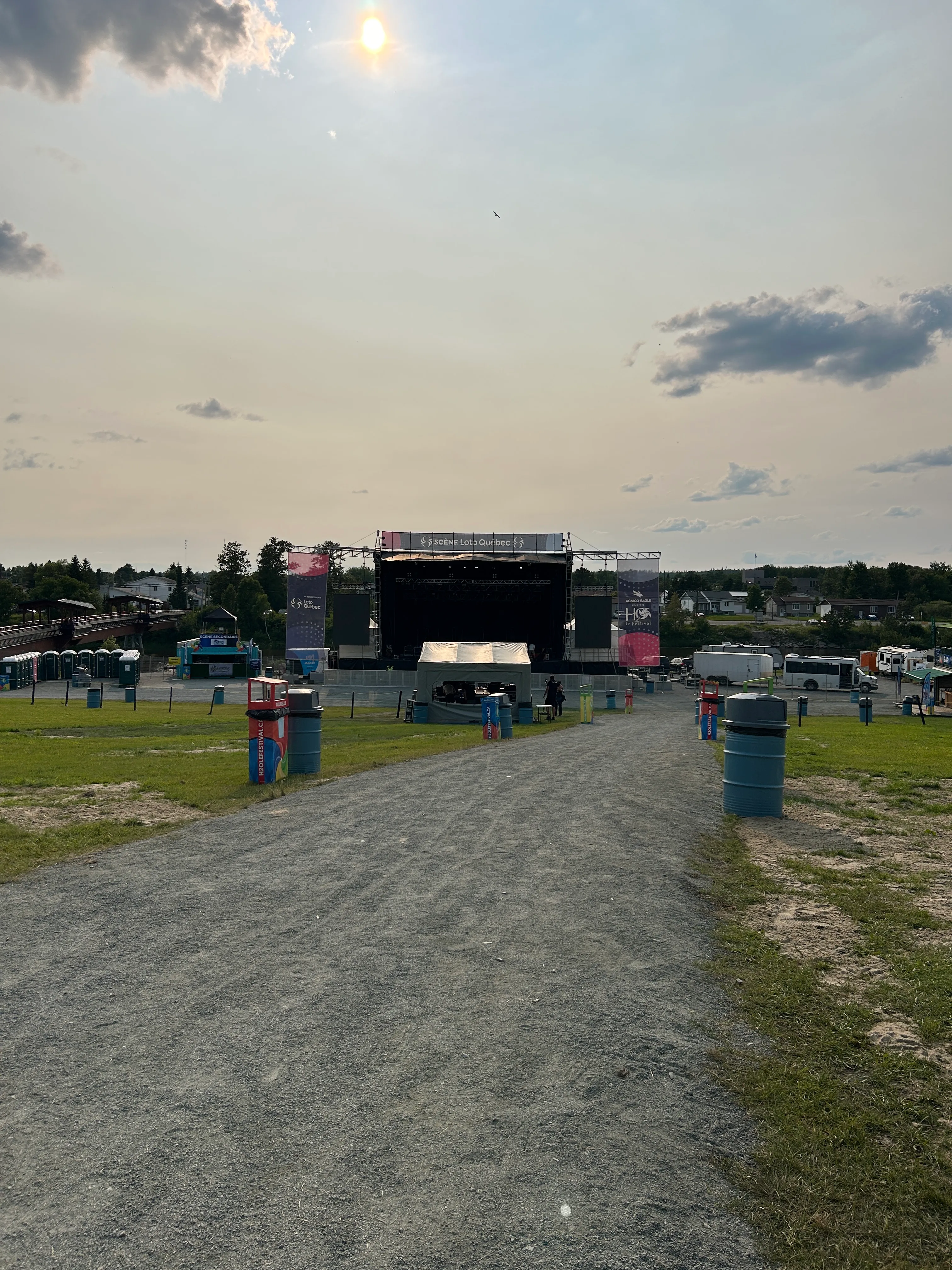 Allée vers le parterre, longue pente de 6%