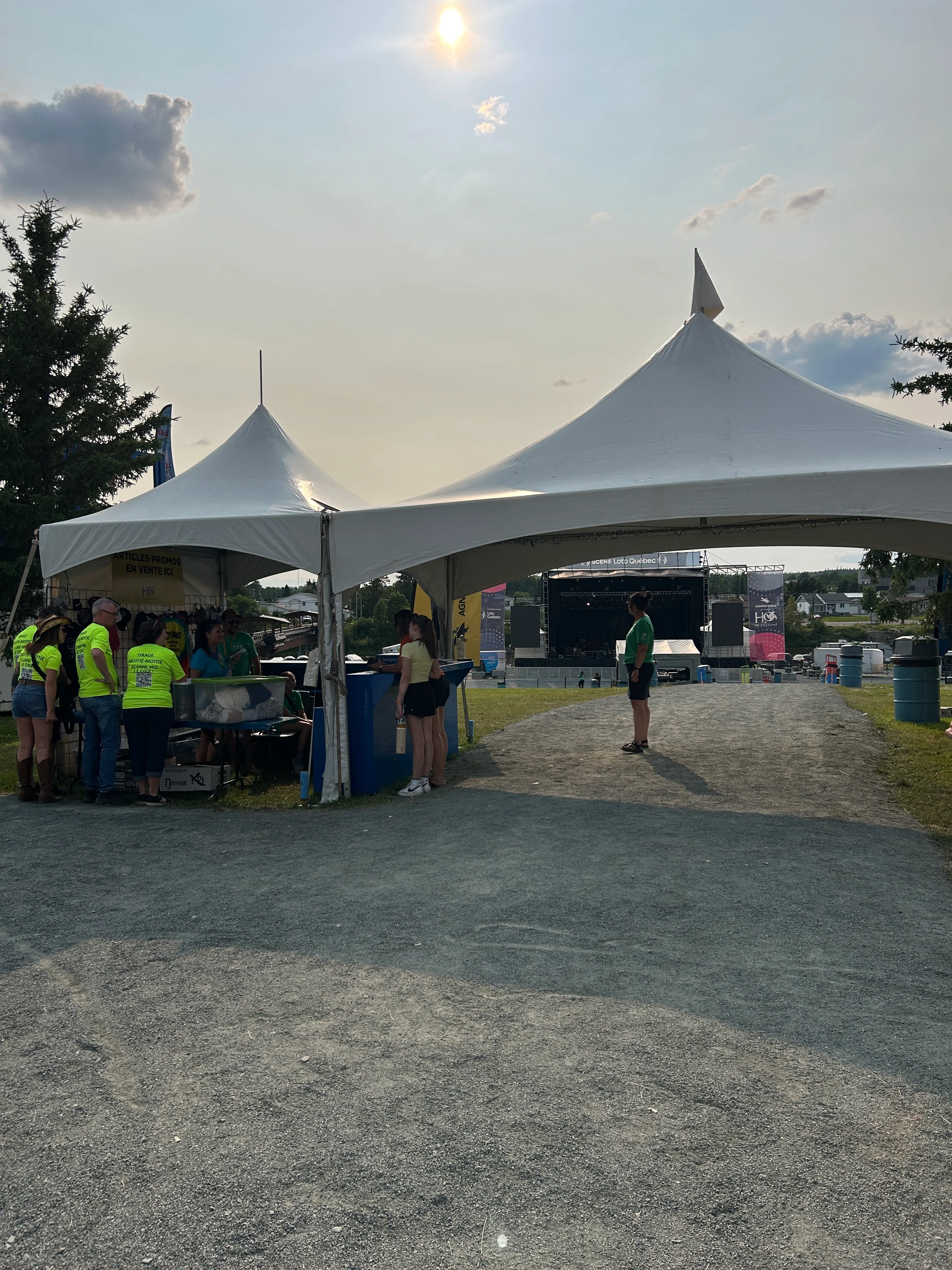 Allée vers la scène, zone de spectacle