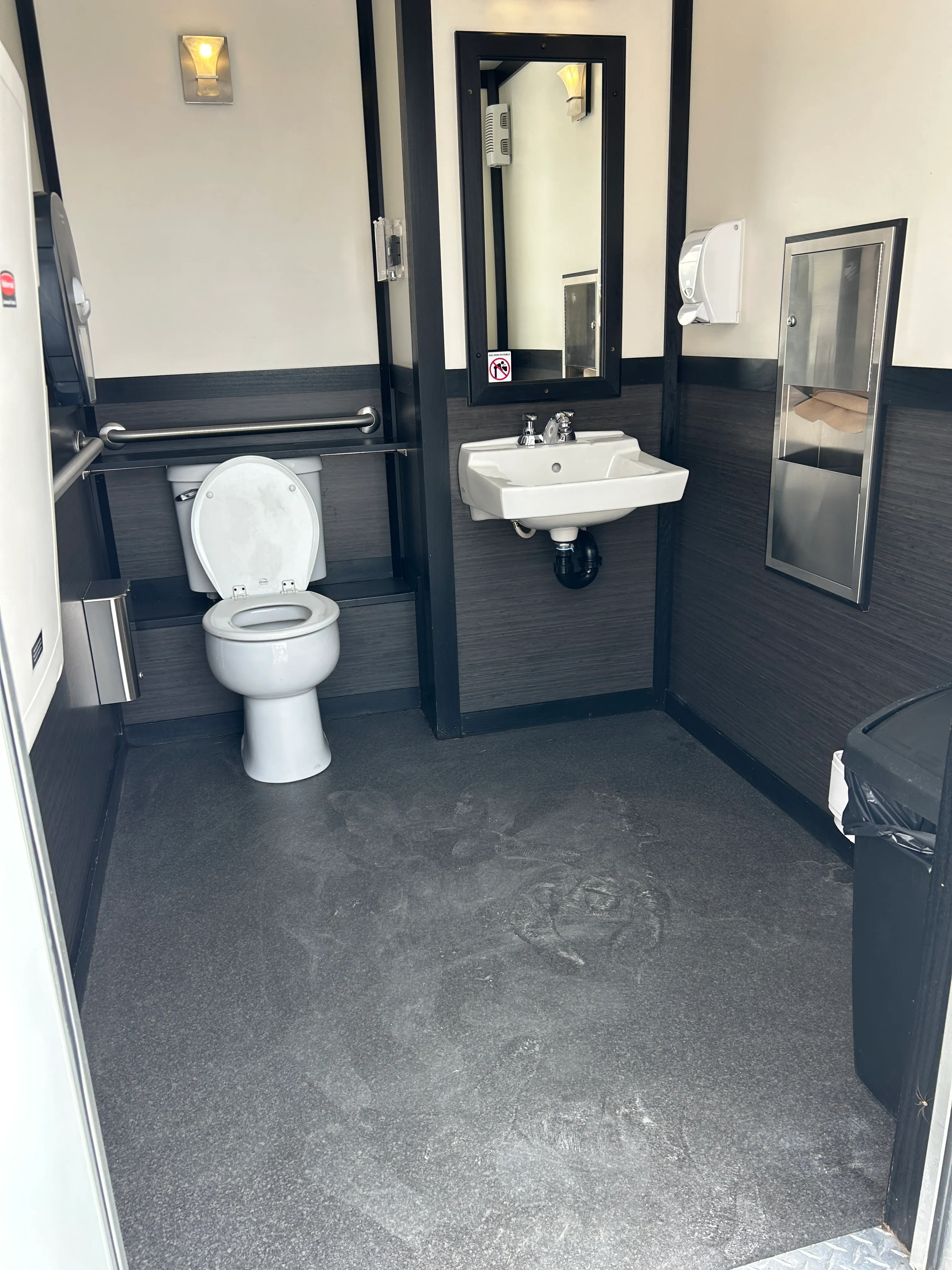 Intérieur de la cabine de toilette accessible