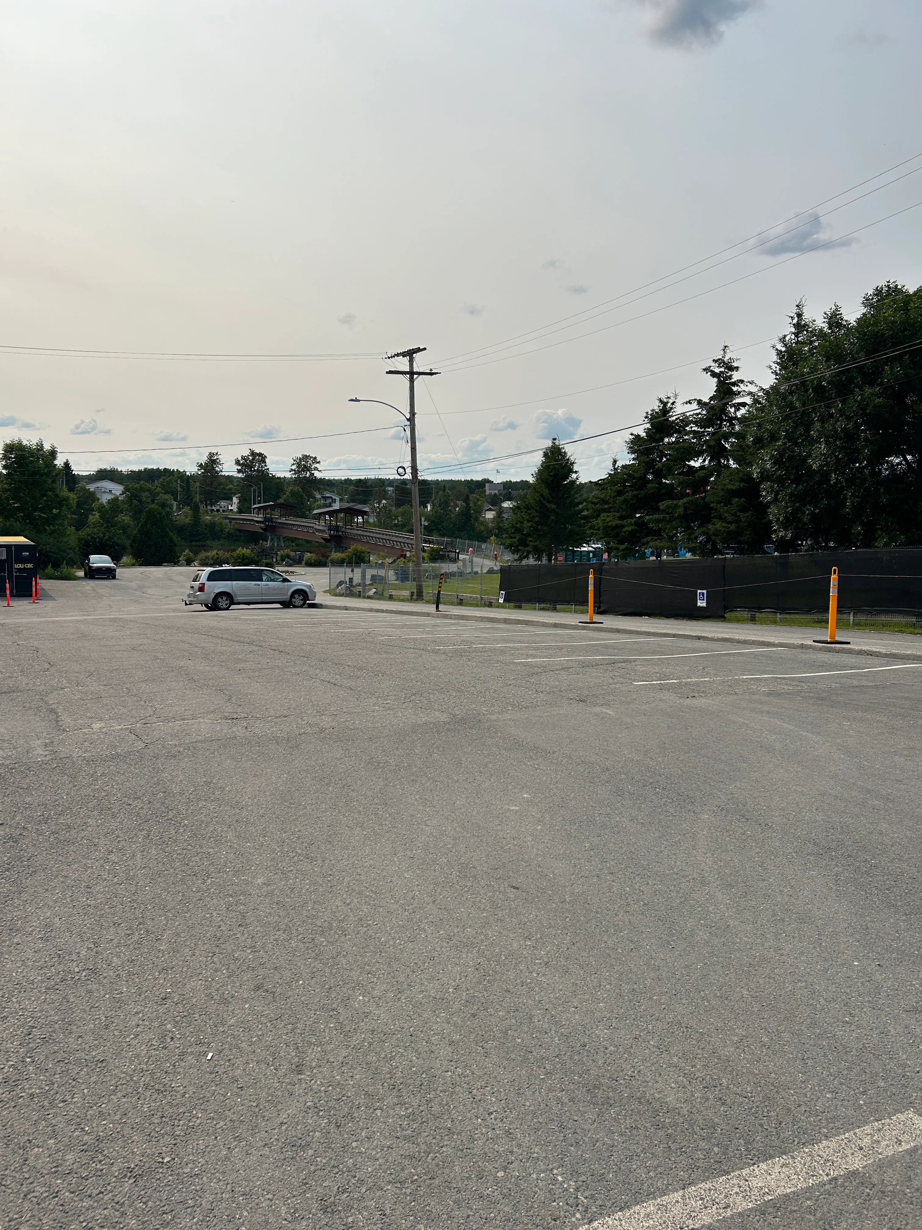 Espaces de stationnement réservés (vue du haut de la pente)