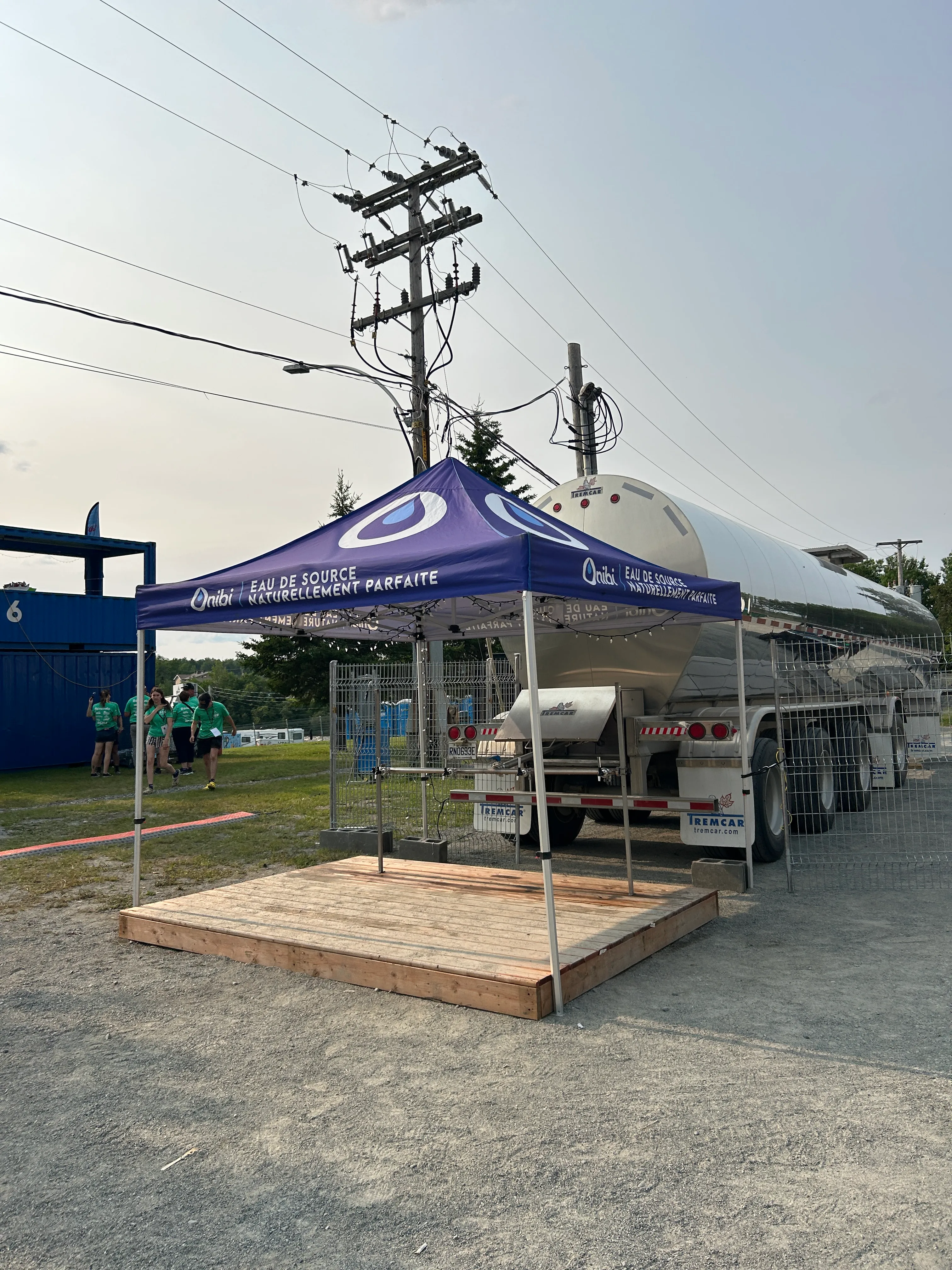 Station de remplissage d'eau sur une estrade