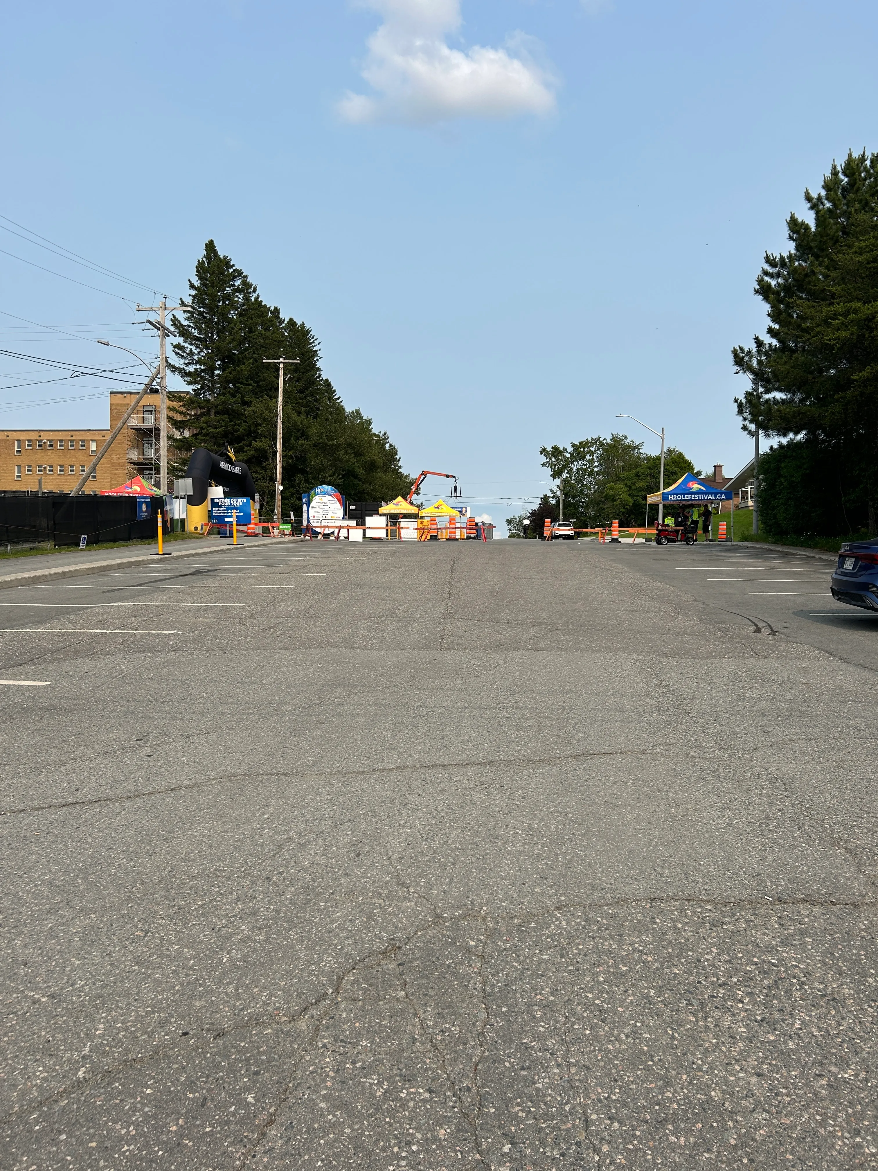 Espaces de stationnement réservés (vue du bas de la pente)