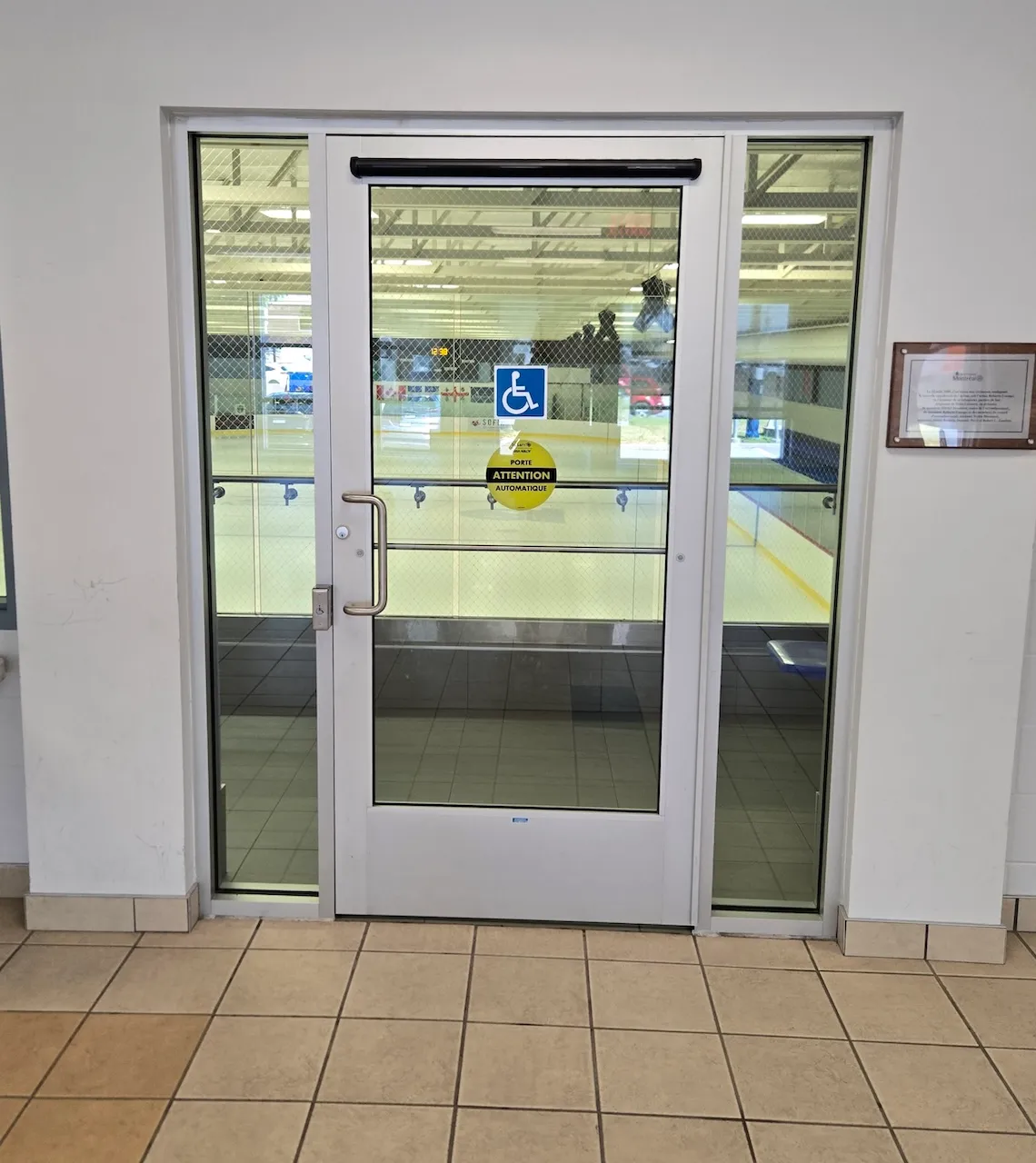 Porte de la zone réservée des estrades