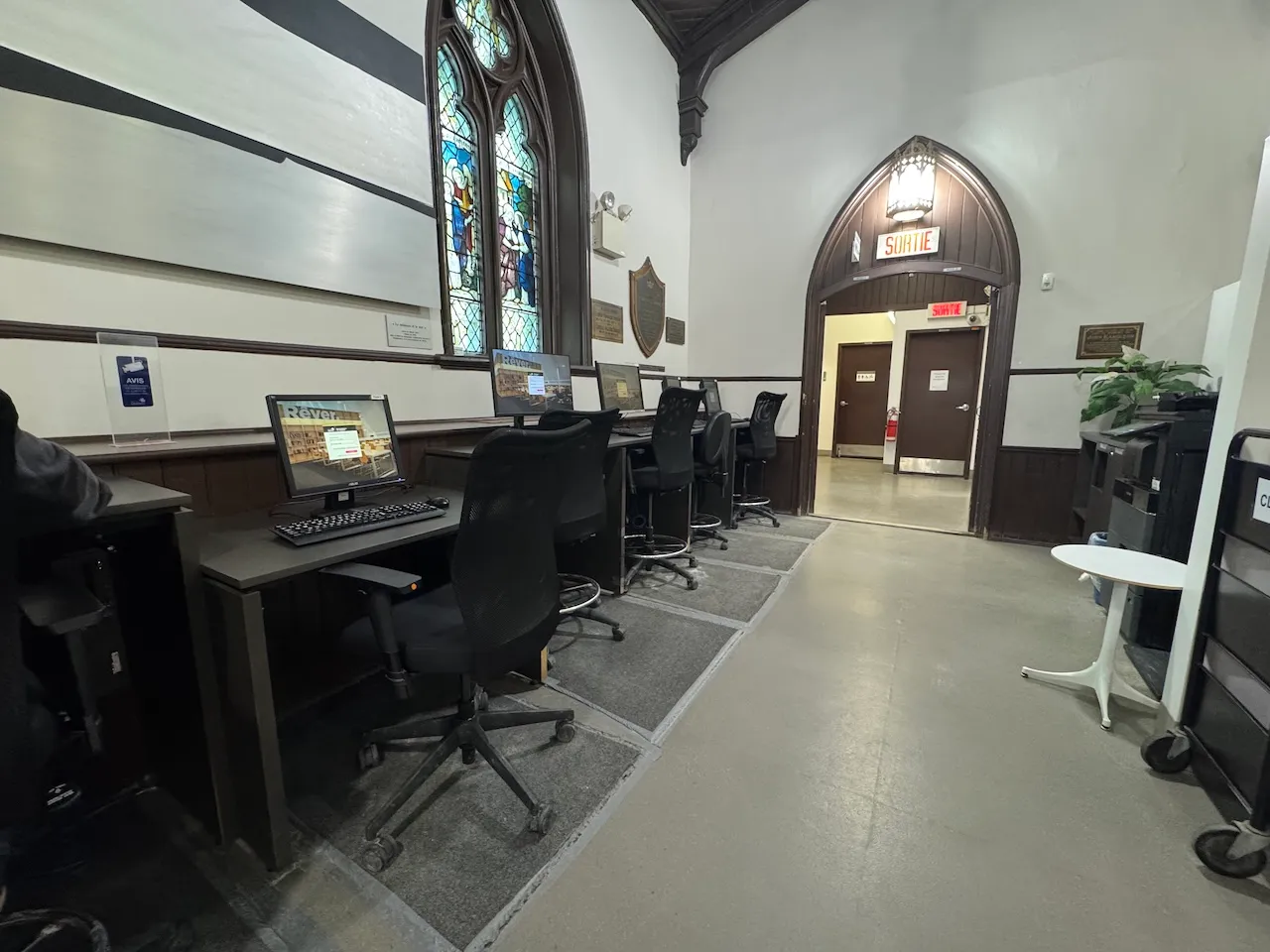 Internet station (a seat with a lowered surface)