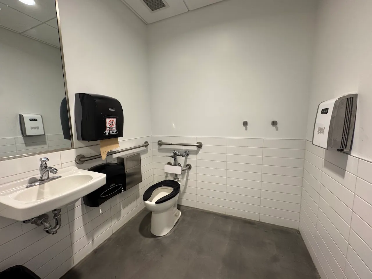 Universal restroom - Level 1