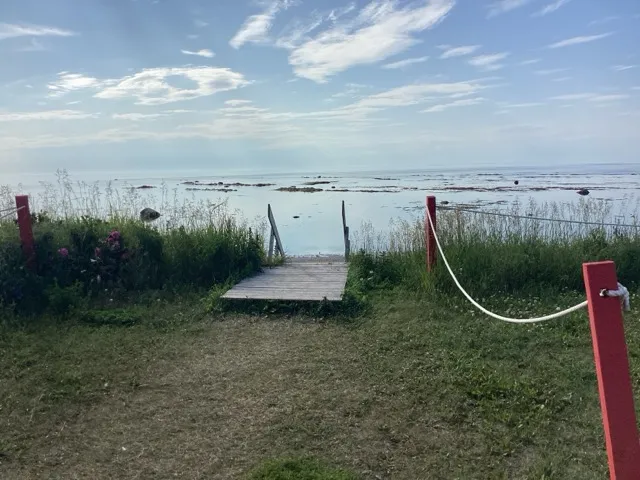 Accès à la plage par des escaliers