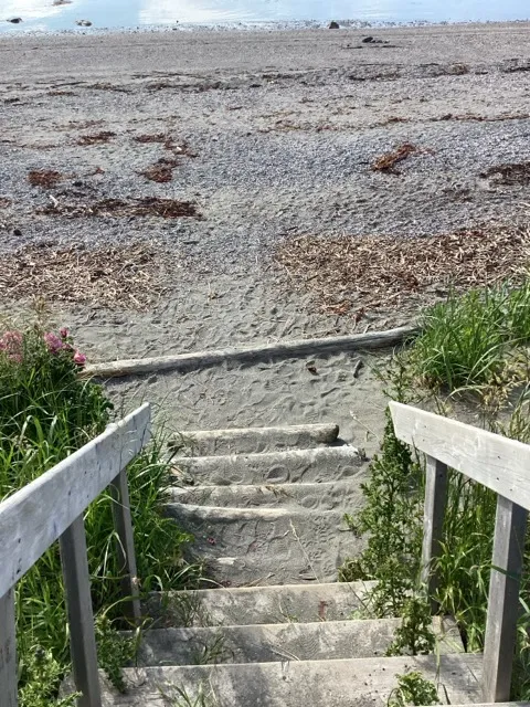 Accès à la plage par des escaliers