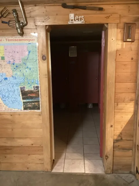 Accès à la salle de toilette