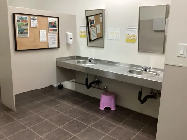 Bloc sanitaire 2 - Lavabos