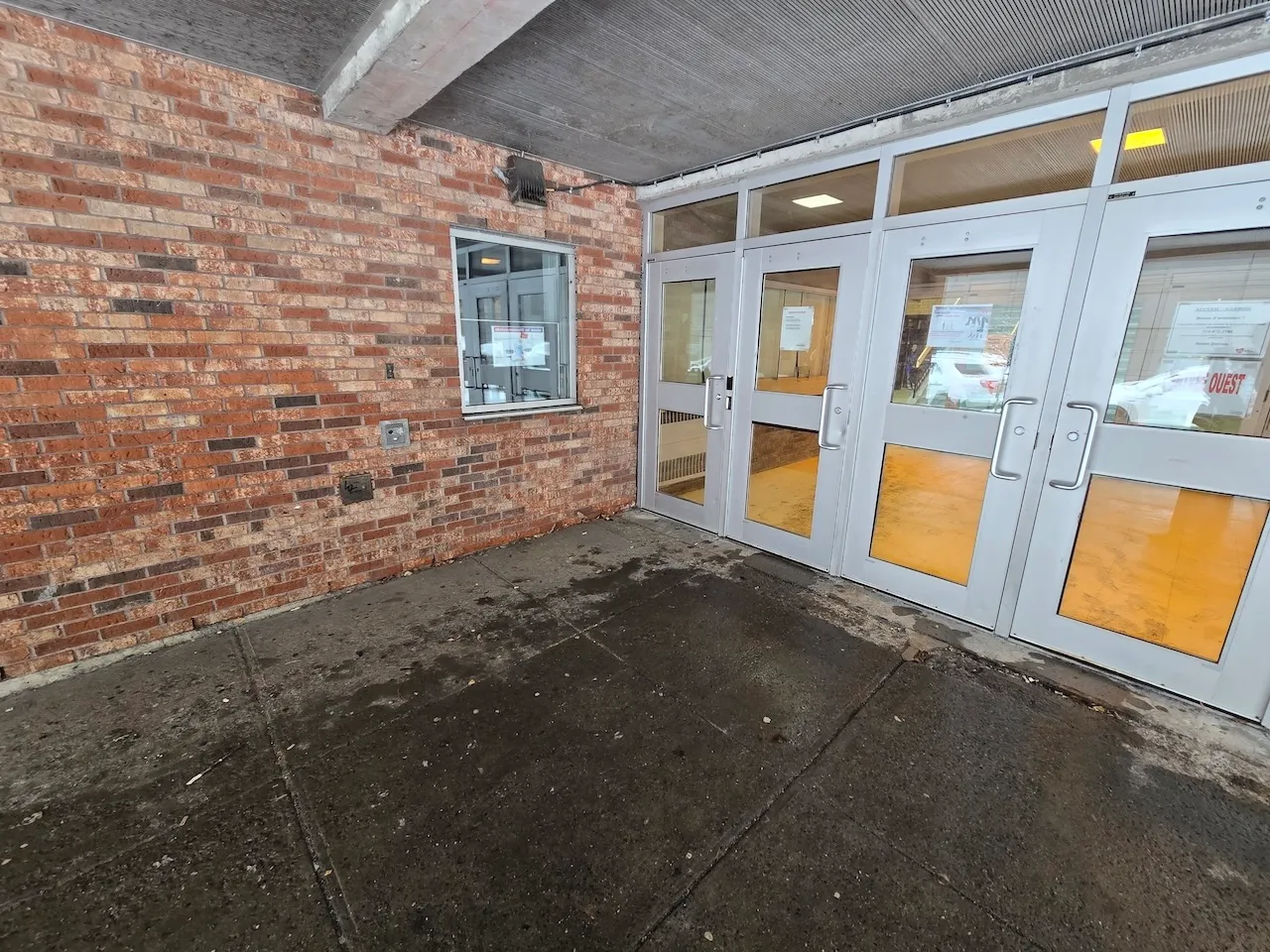 Secondary entrance (West)