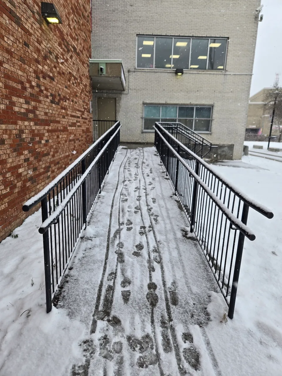 Access ramp to the secondary entrance (East)