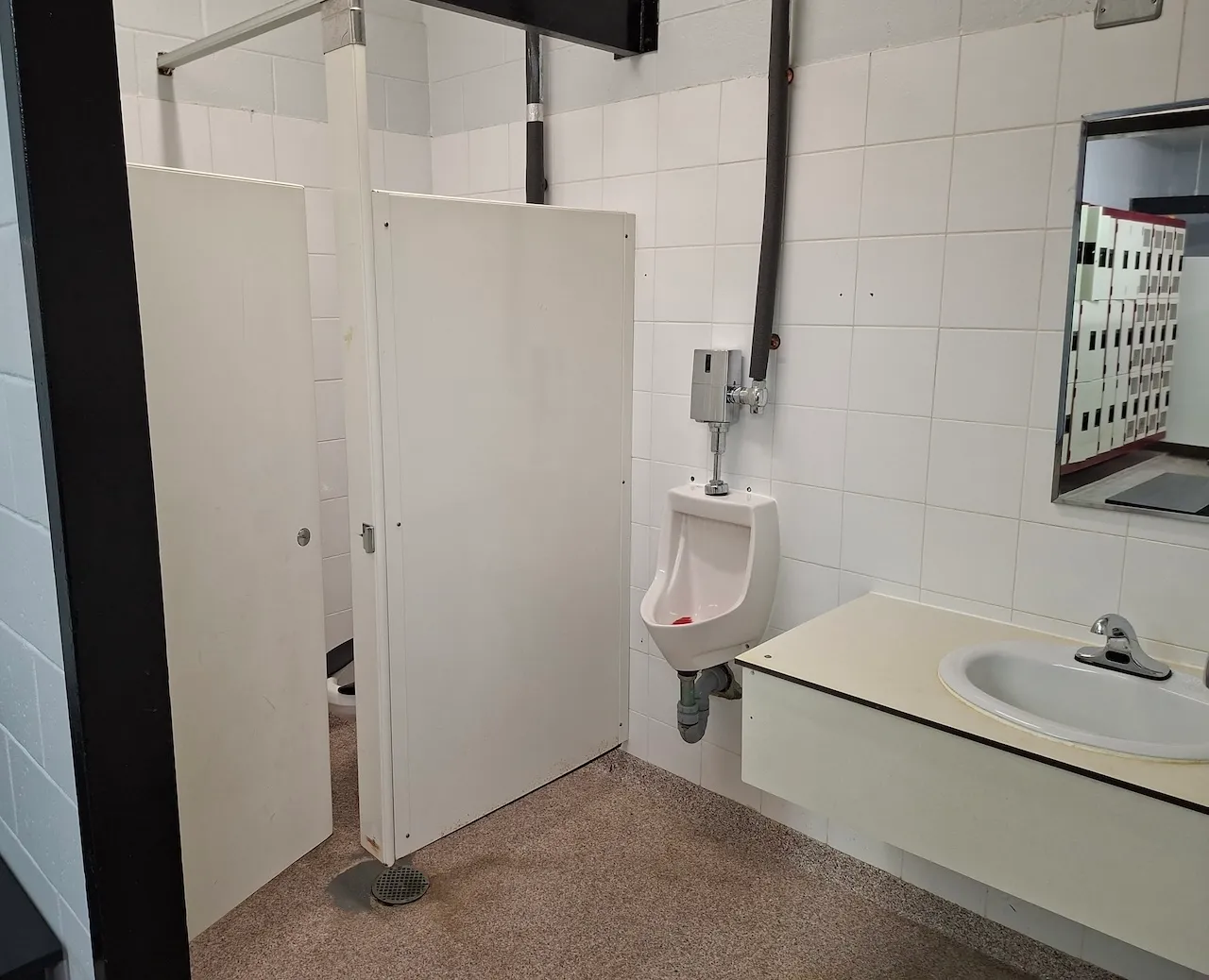 Locker room - Basement - Men