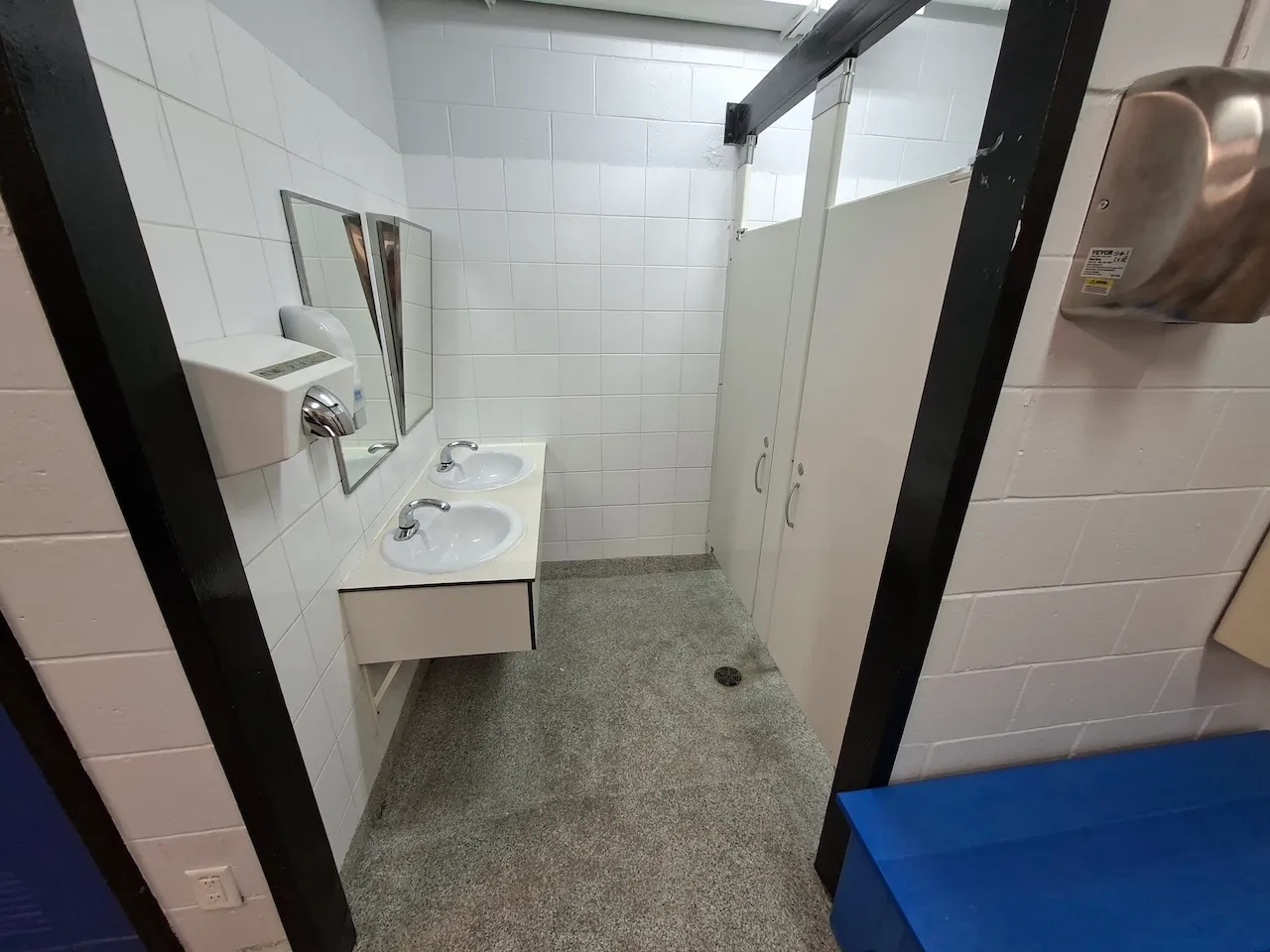 Locker room - Basement - Women