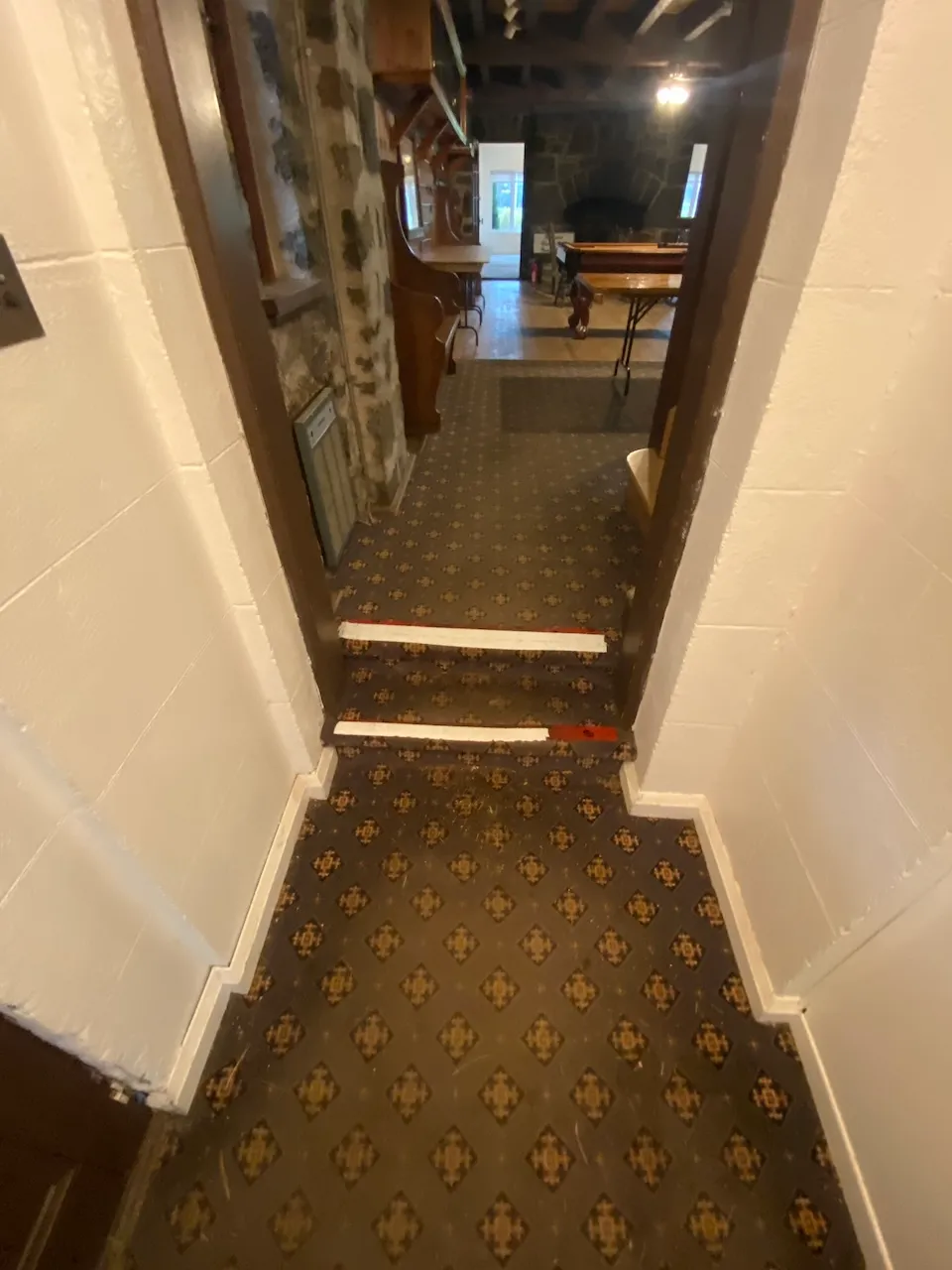 Marches pour se rendre aux toilettes de l'intérieur