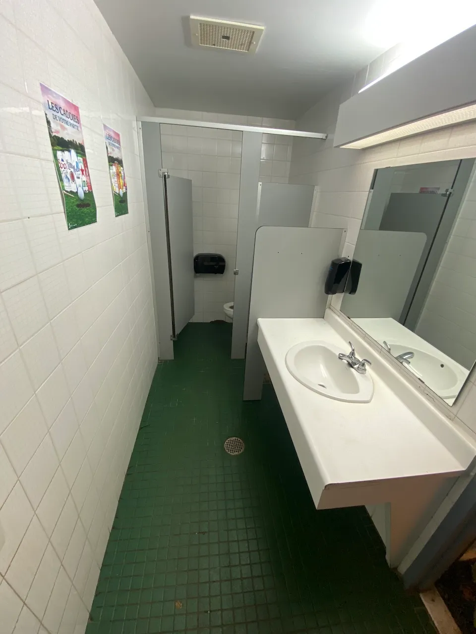 Lavabo - salle de toilette des hommes du Clubhouse