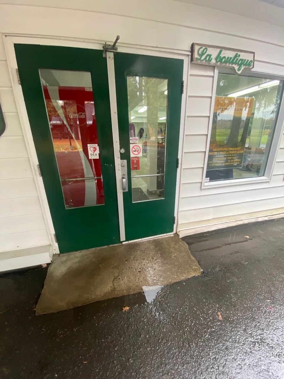 Entrée extérieure - boutique et accueil