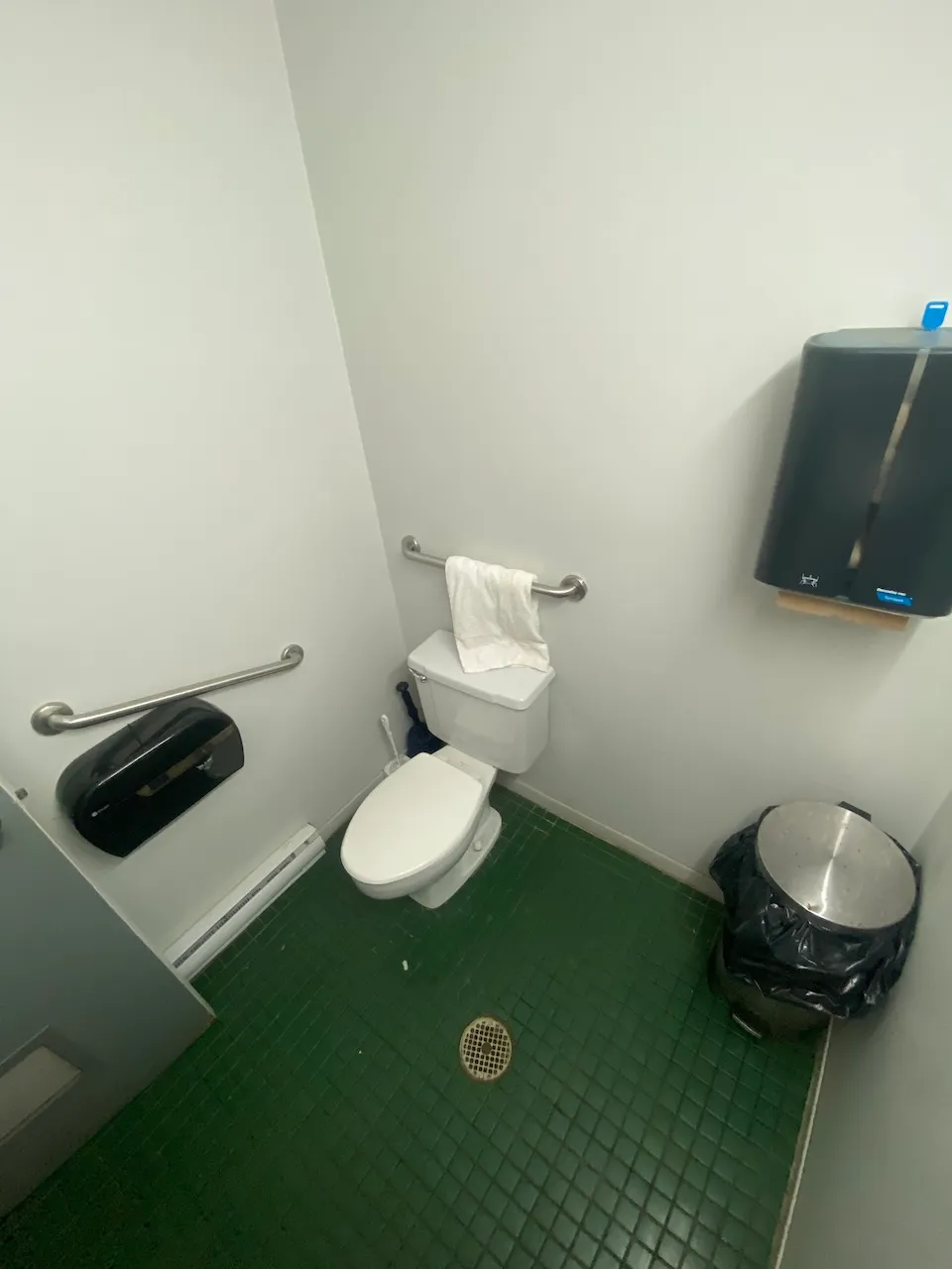 Salle de toilette universelle - boutique et accueil