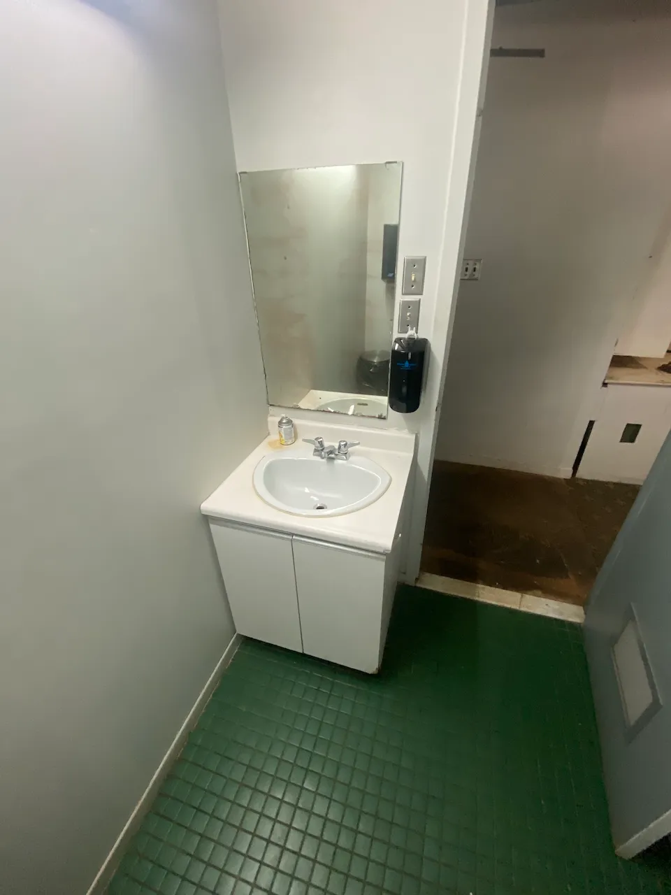 Lavabo - salle de toilette universelle de l'accueil